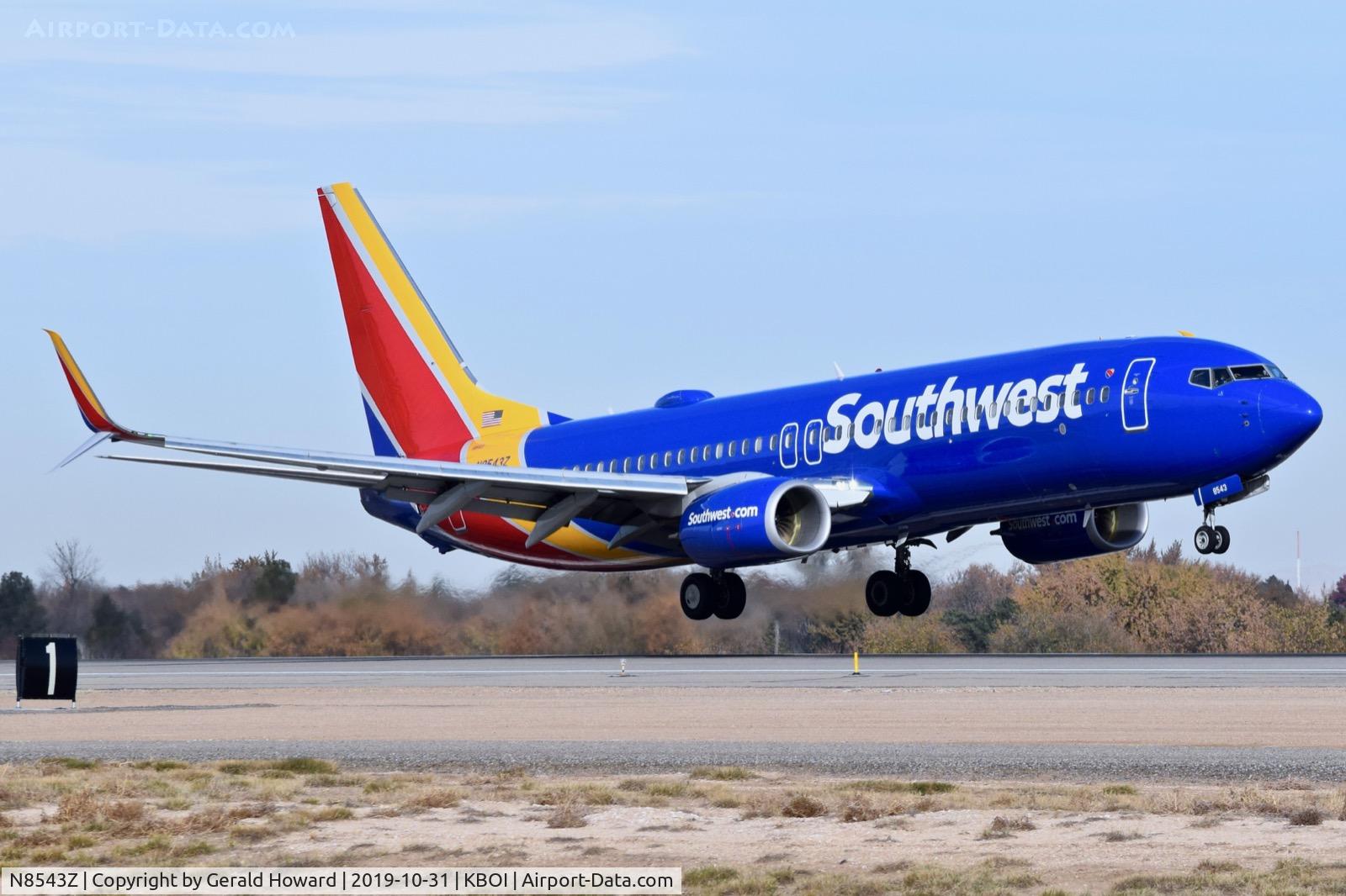 N8543Z, 2017 Boeing 737-8H4 C/N 63587, Landing 10R.