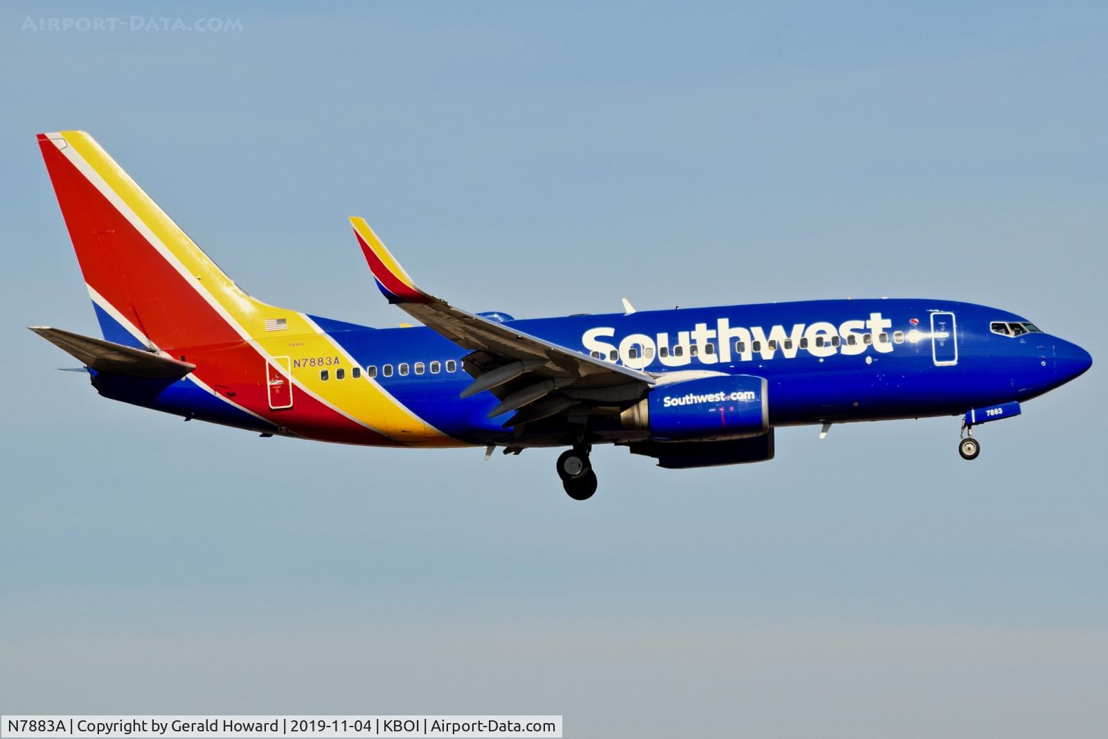 N7883A, 2001 Boeing 737-76Q C/N 30277, Landing 10L.