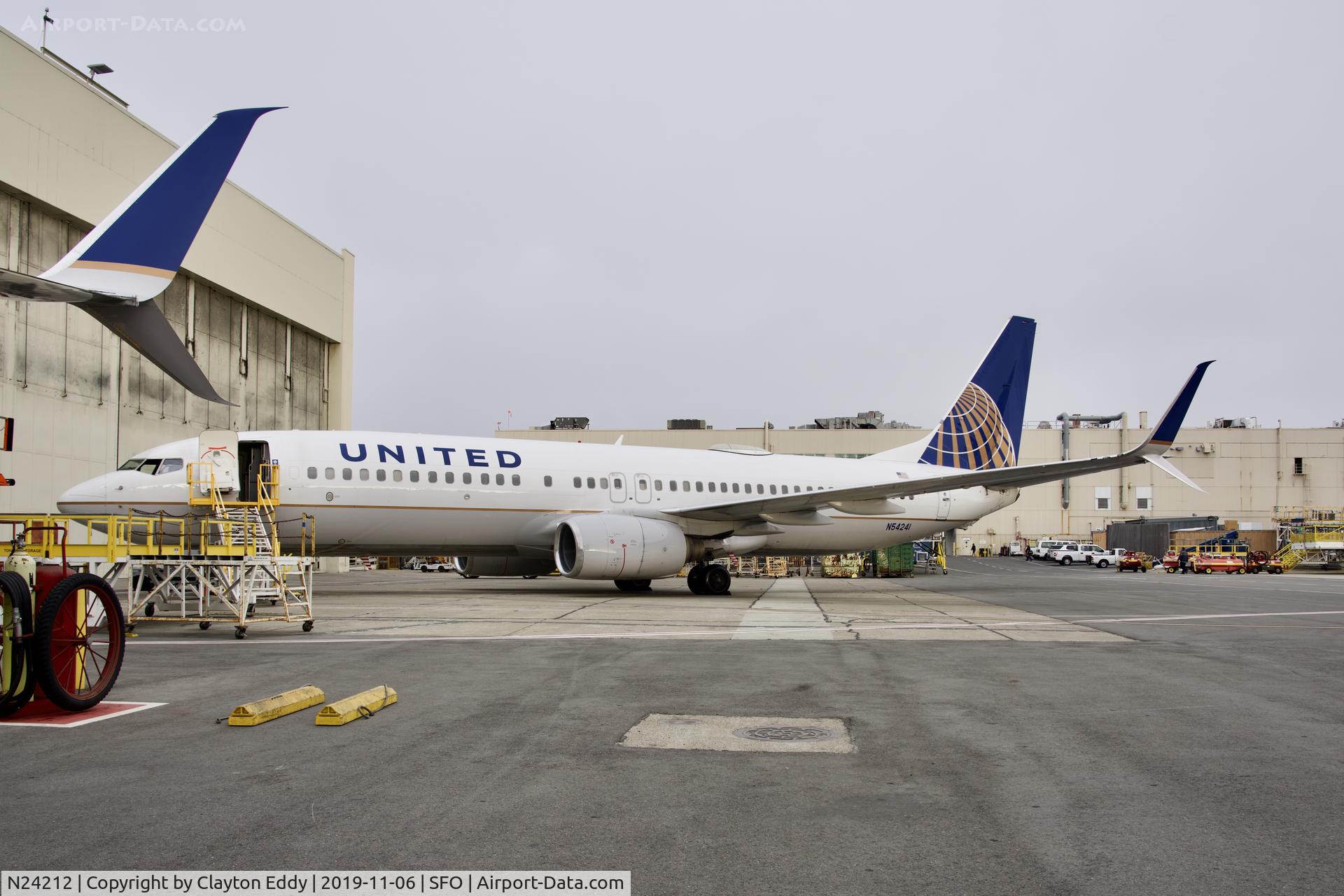 N24212, 1998 Boeing 737-824 C/N 28772, SFO 2019.