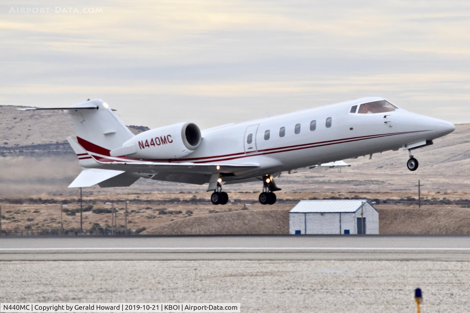 N440MC, 2006 Learjet 60 C/N 60-301, Take off from 28R.