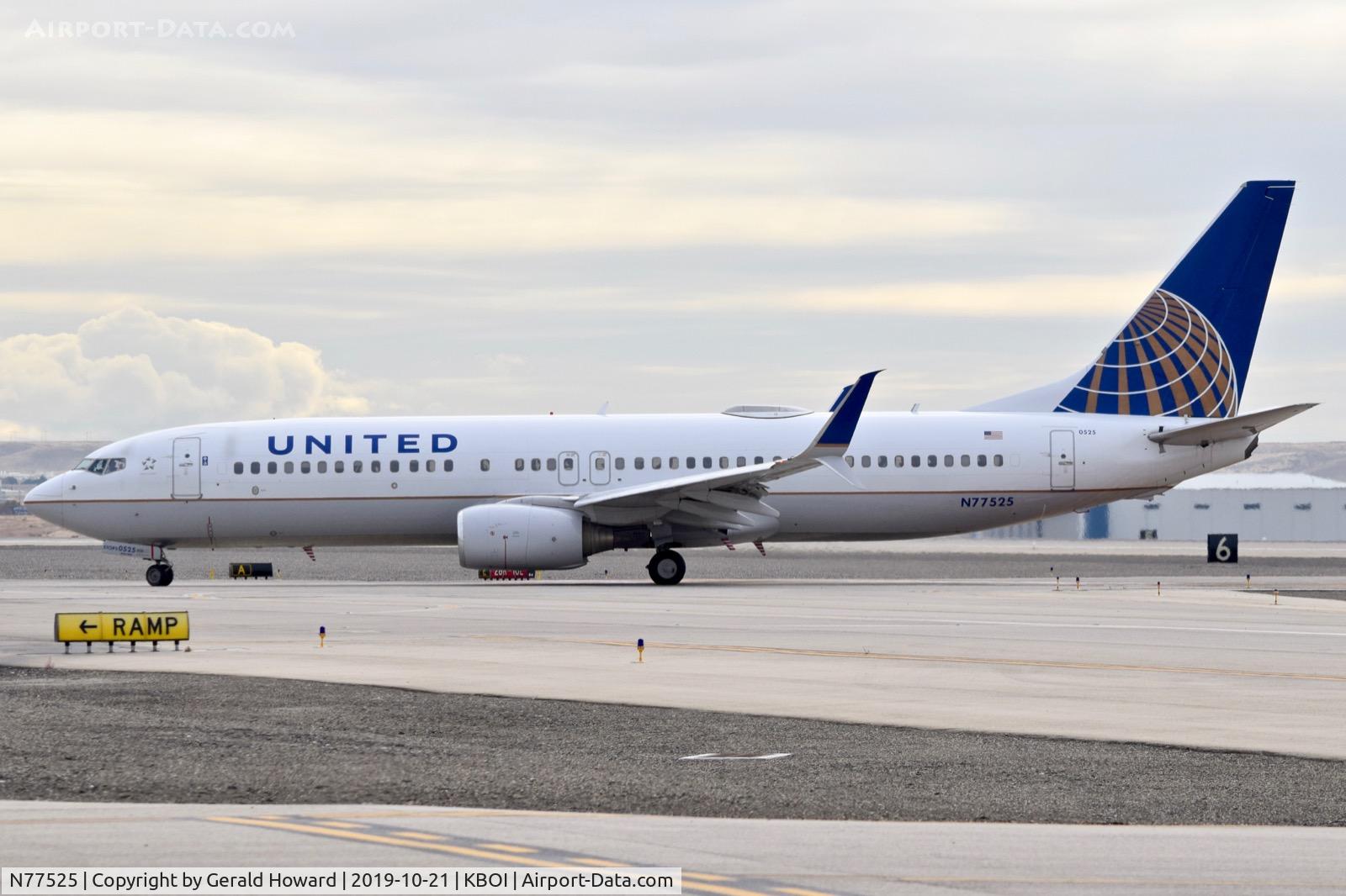 N77525, 2010 Boeing 737-824 C/N 31659, Taxiing to the gate.