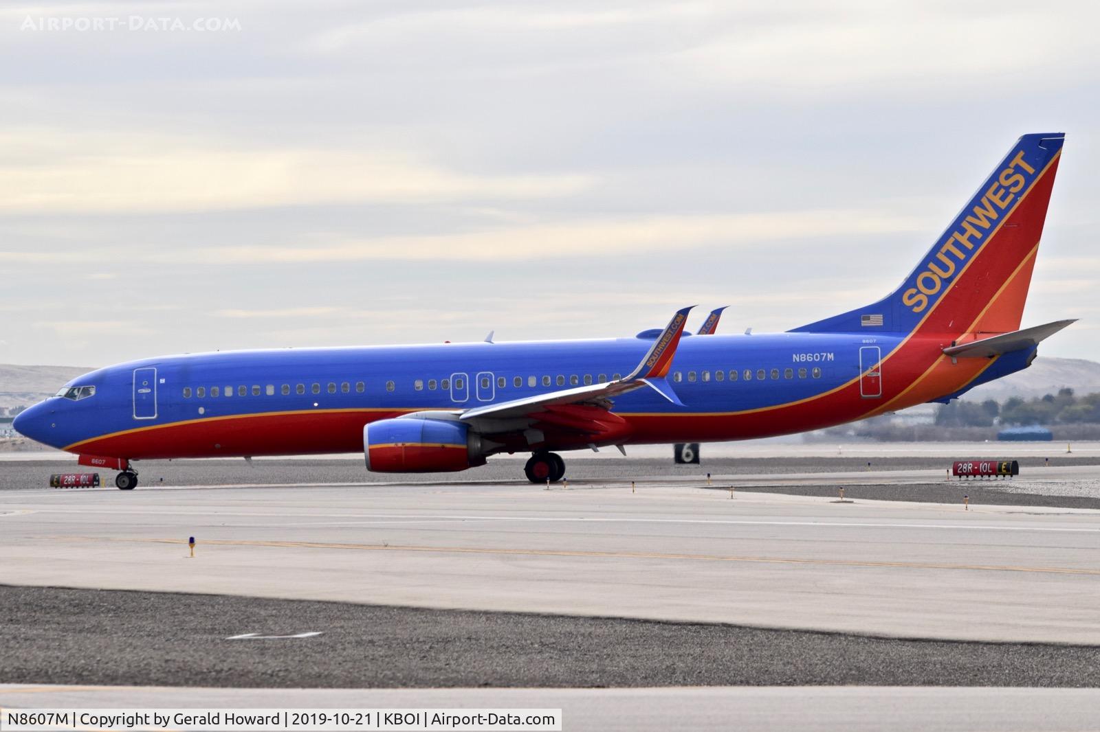 N8607M, 2013 Boeing 737-8H4 C/N 36634, Taxiing to the gate.