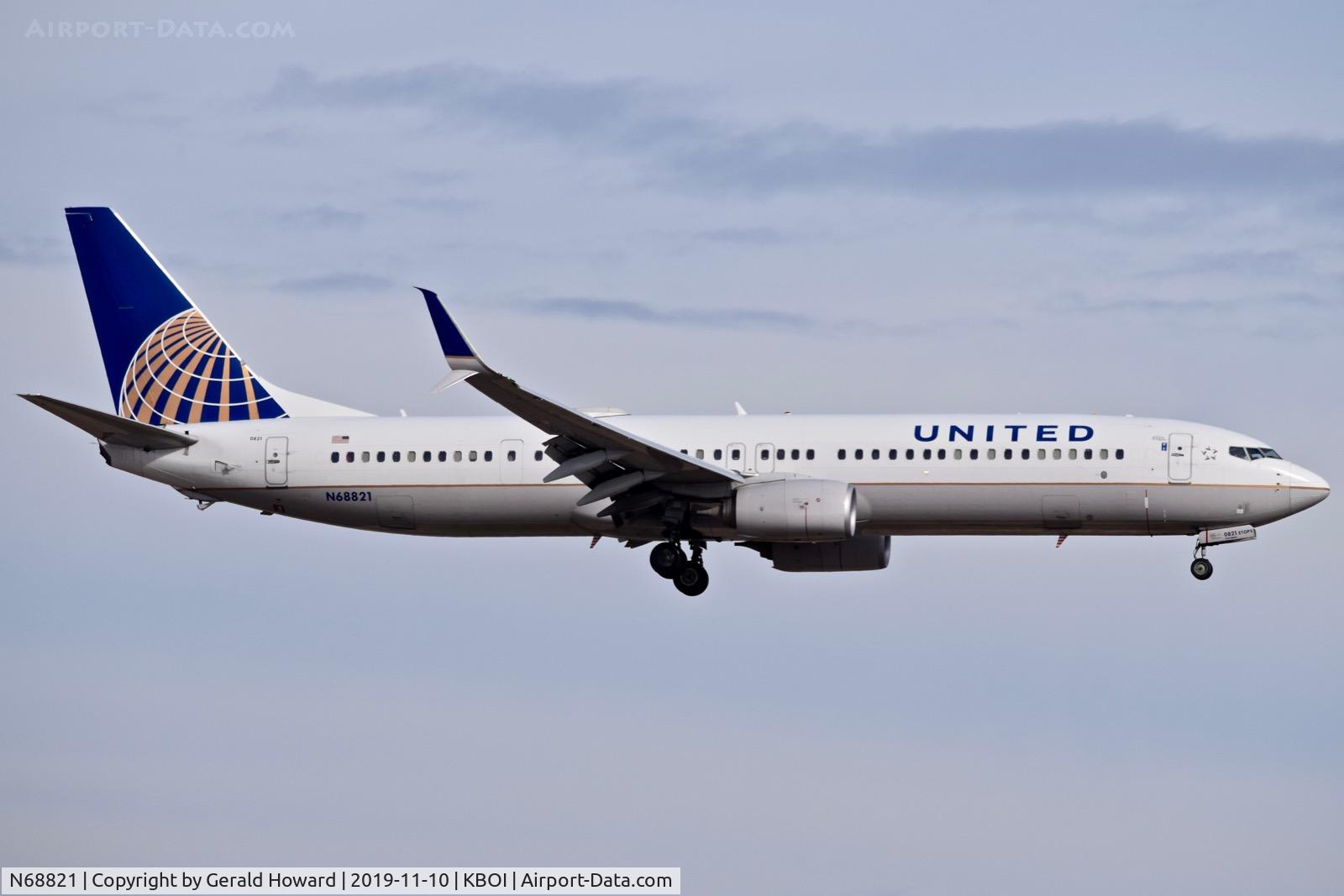 N68821, 2014 Boeing 737-924/ER C/N 43535, Landing 10L.