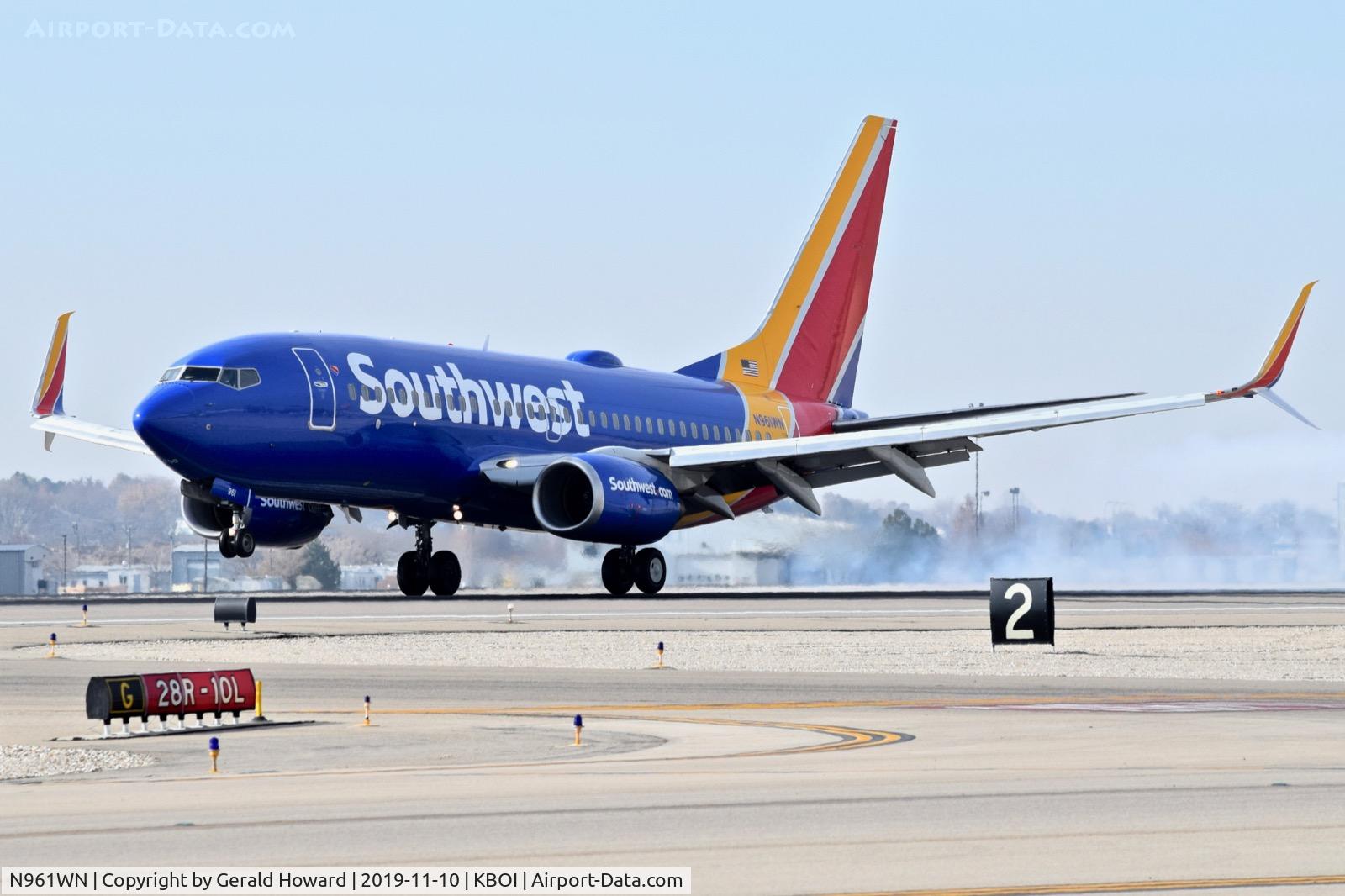 N961WN, 2011 Boeing 737-7H4 C/N 36962, Landing 10L.