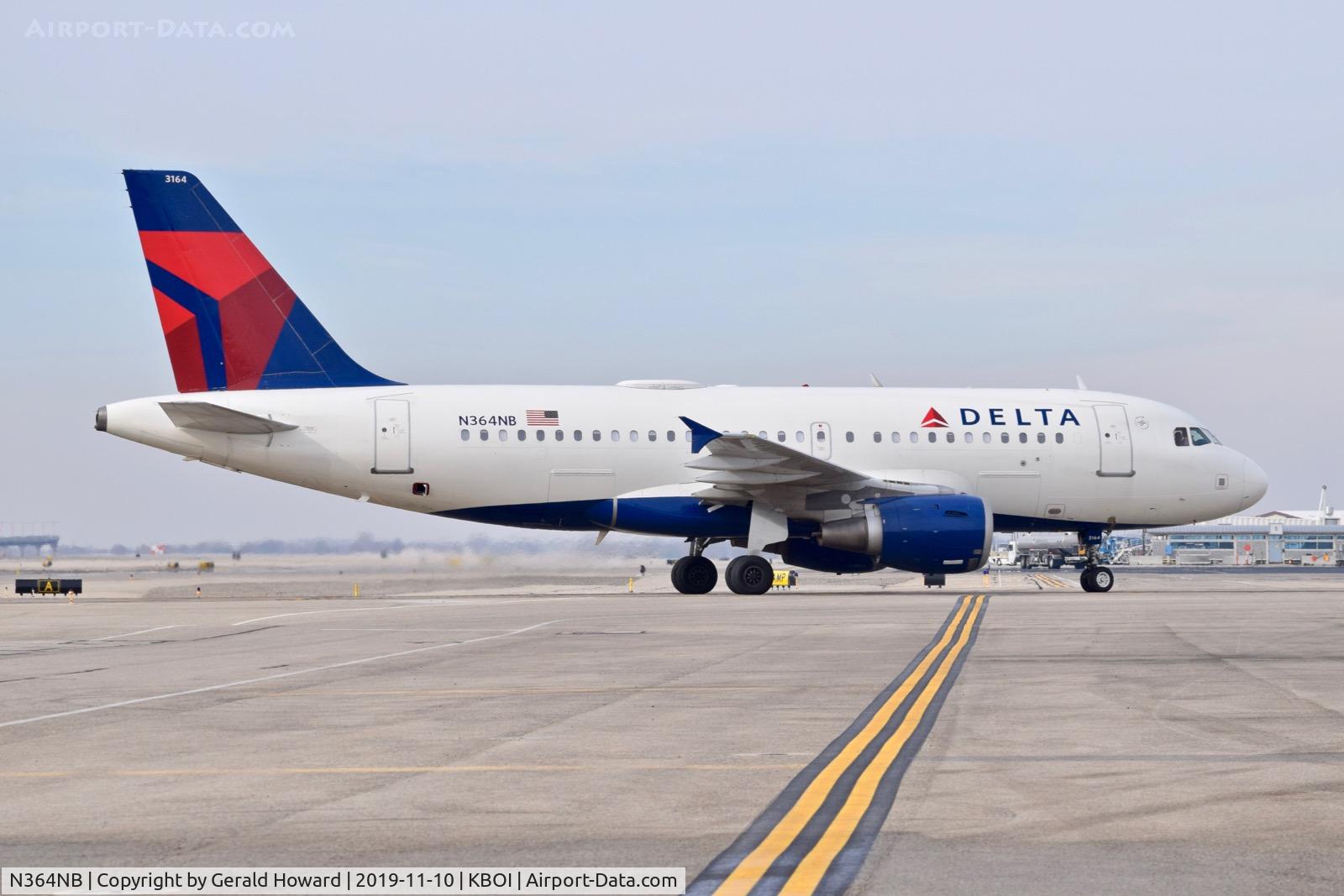 N364NB, 2003 Airbus A319-114 C/N 2002, Taxiing to the gate.