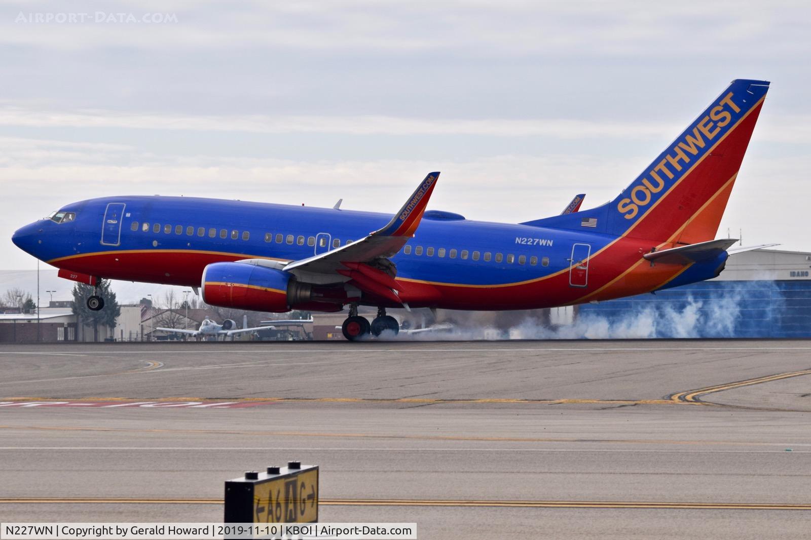 N227WN, 2005 Boeing 737-7H4 C/N 34450, Landing 10L.