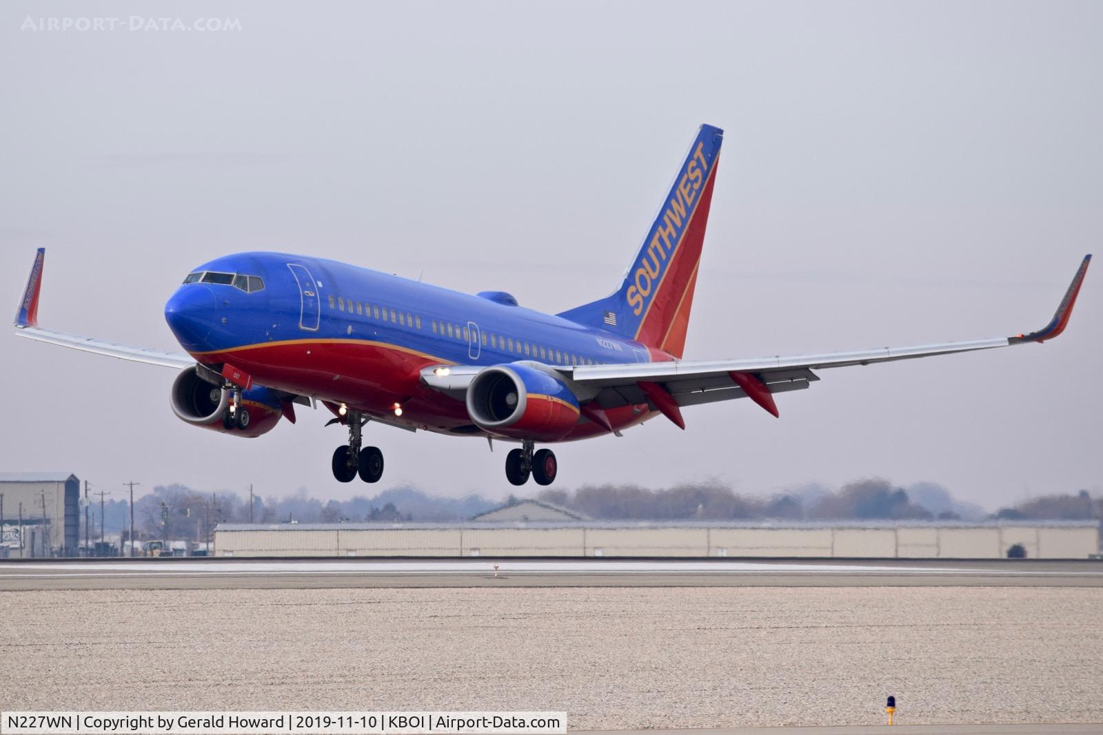 N227WN, 2005 Boeing 737-7H4 C/N 34450, Landing 10L.