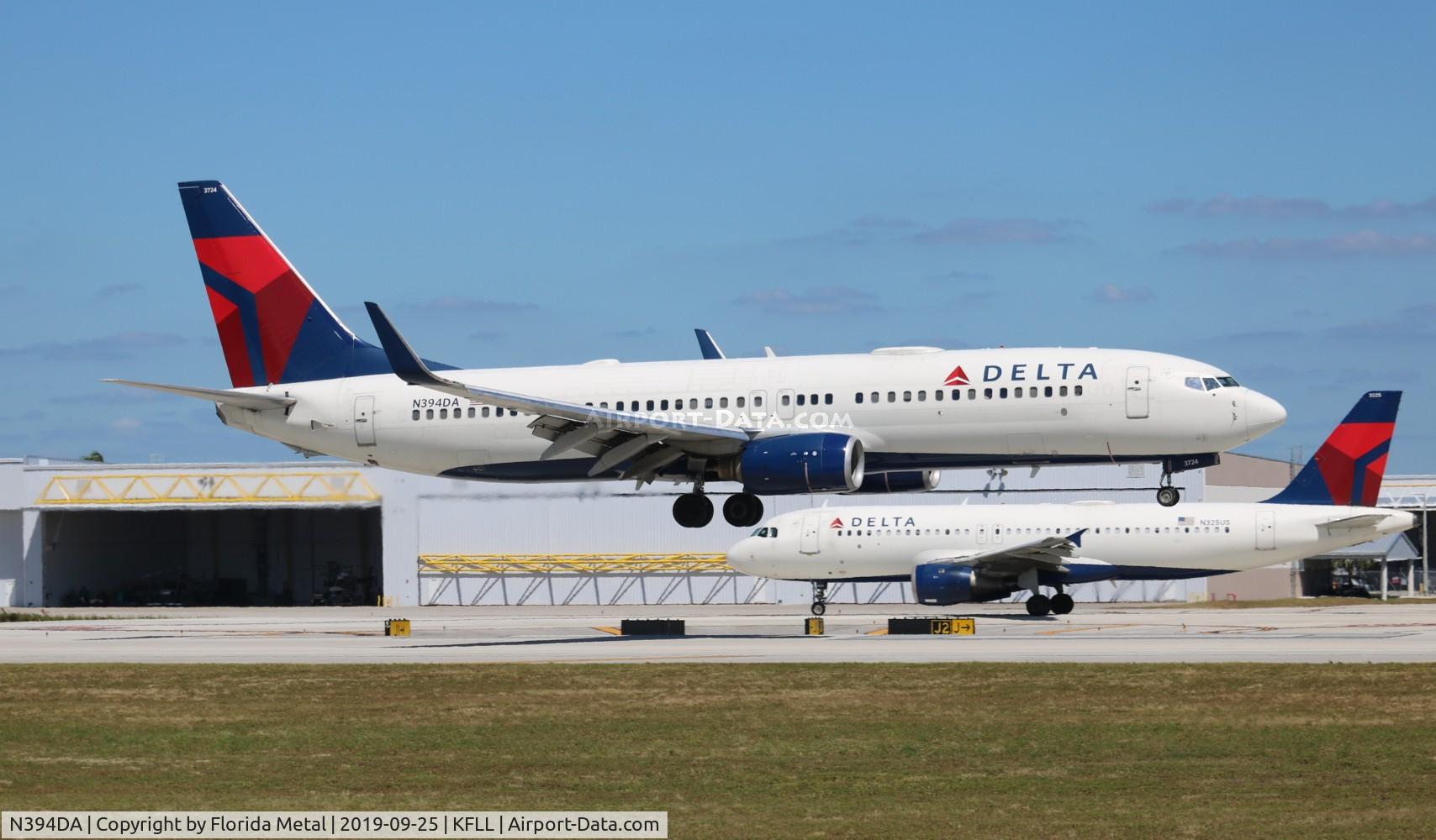N394DA, 2000 Boeing 737-832 C/N 30562, Delta