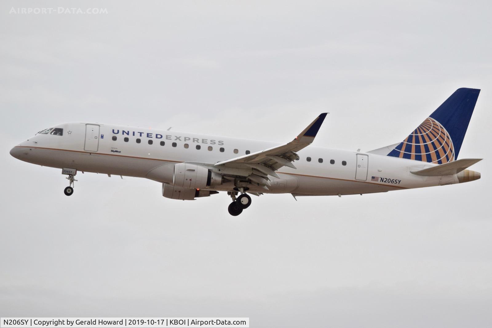 N206SY, 2017 Embraer 175LR (ERJ-170-200LR) C/N 17000637, Landing 28R.