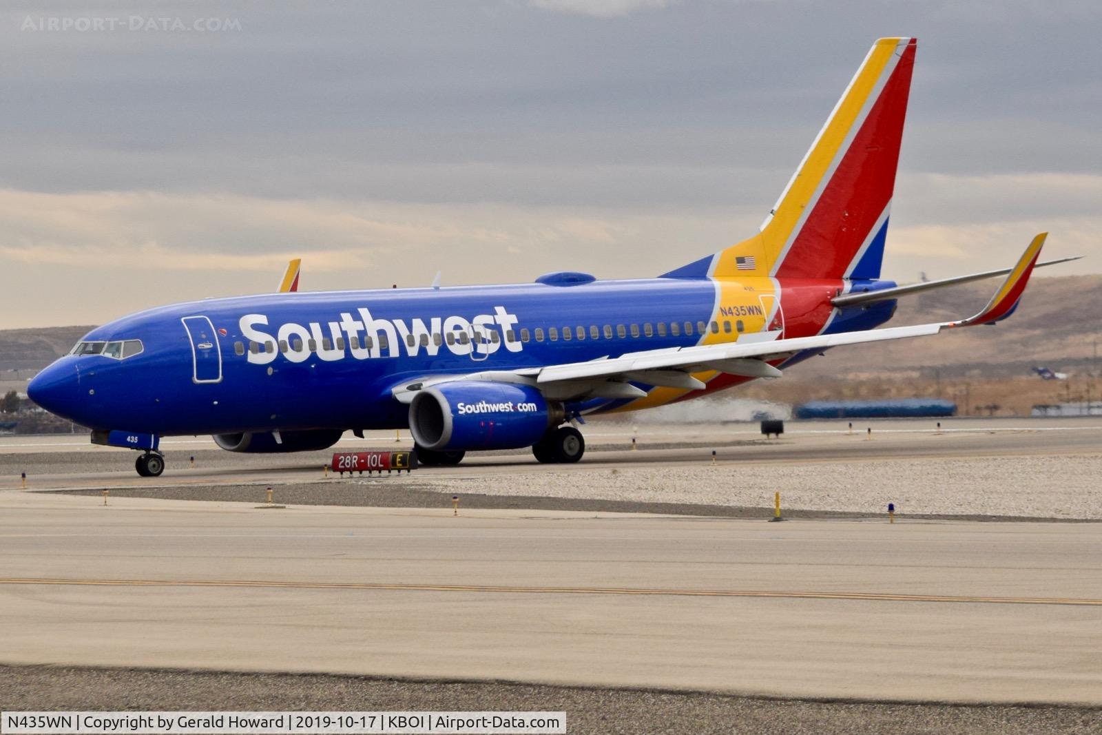 N435WN, 2003 Boeing 737-7H4 C/N 32455, Taxiing to the gate.