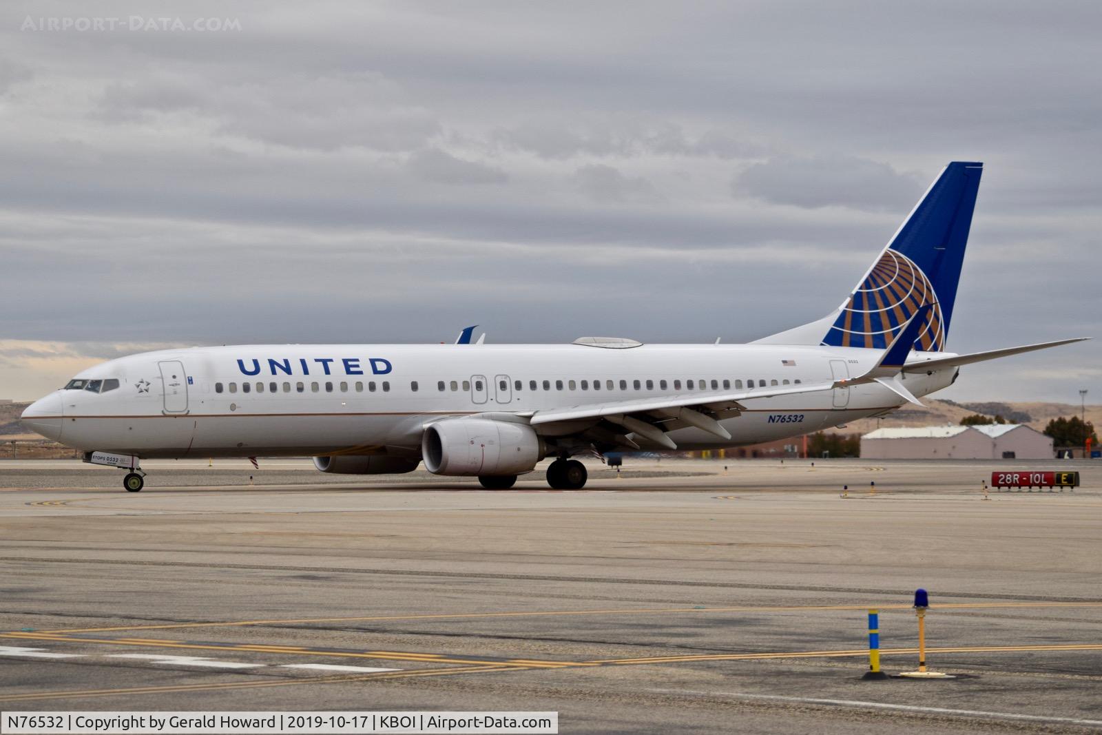 N76532, 2016 Boeing 737-824 C/N 62749, Taxiing to the gate.