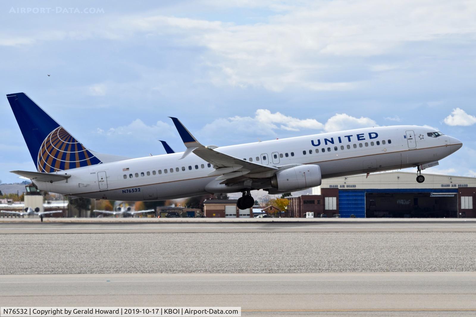 N76532, 2016 Boeing 737-824 C/N 62749, Take off from 28R.