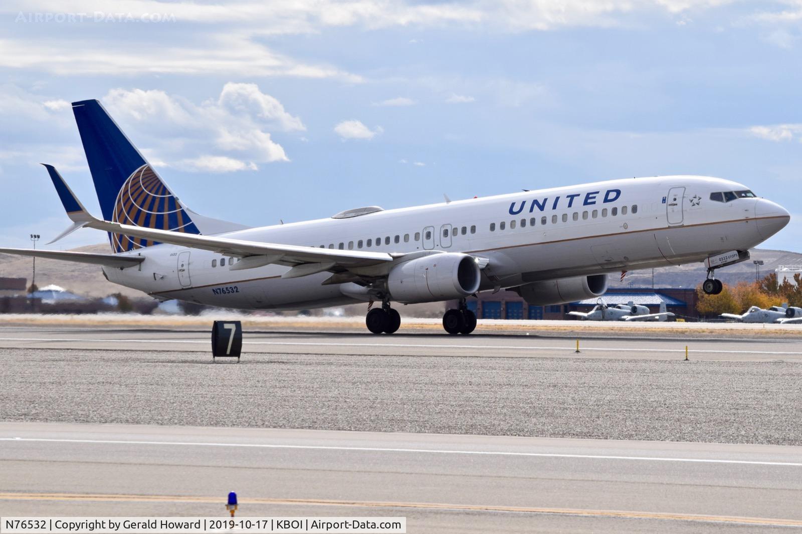 N76532, 2016 Boeing 737-824 C/N 62749, Take off from 28R.