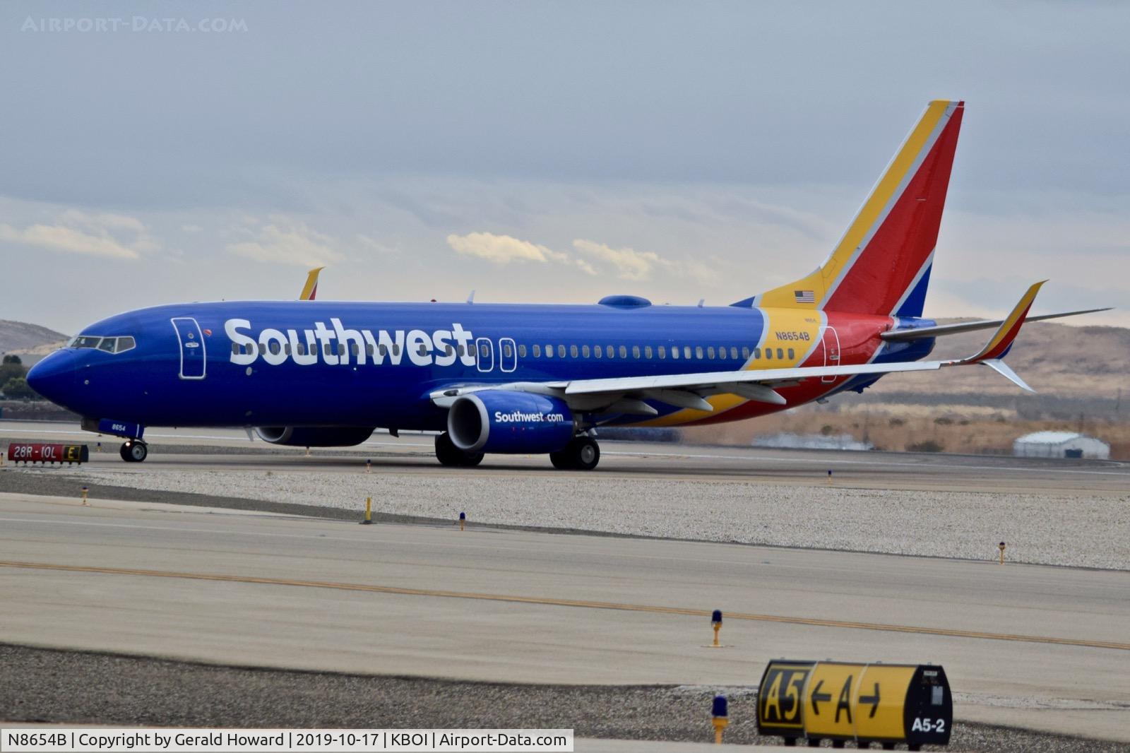 N8654B, 2014 Boeing 737-8H4 C/N 37045, Taxiing to the gate.