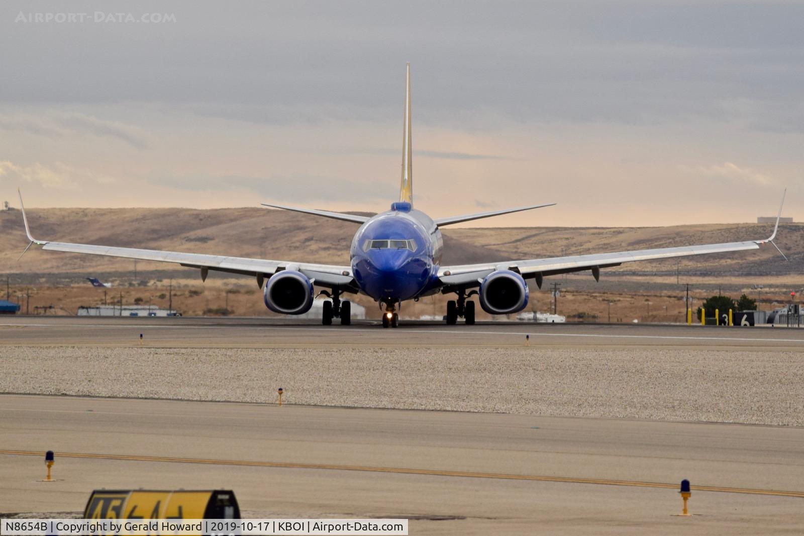 N8654B, 2014 Boeing 737-8H4 C/N 37045, Turning off 28R.