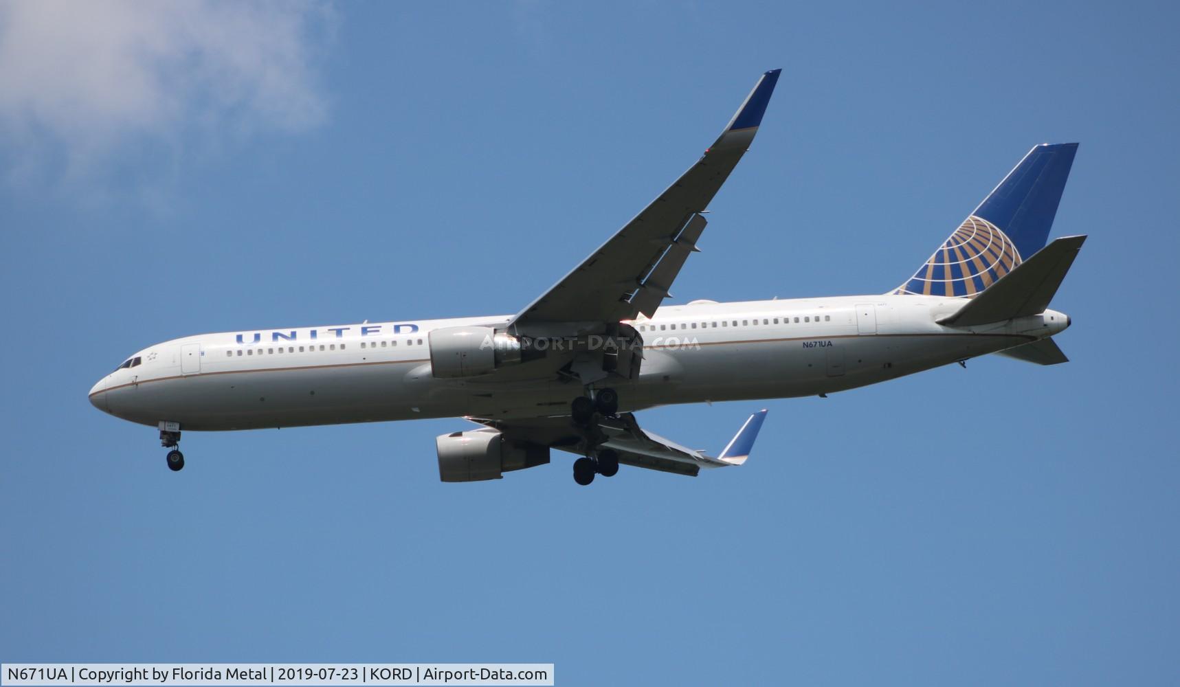 N671UA, 1999 Boeing 767-322 C/N 30026, United