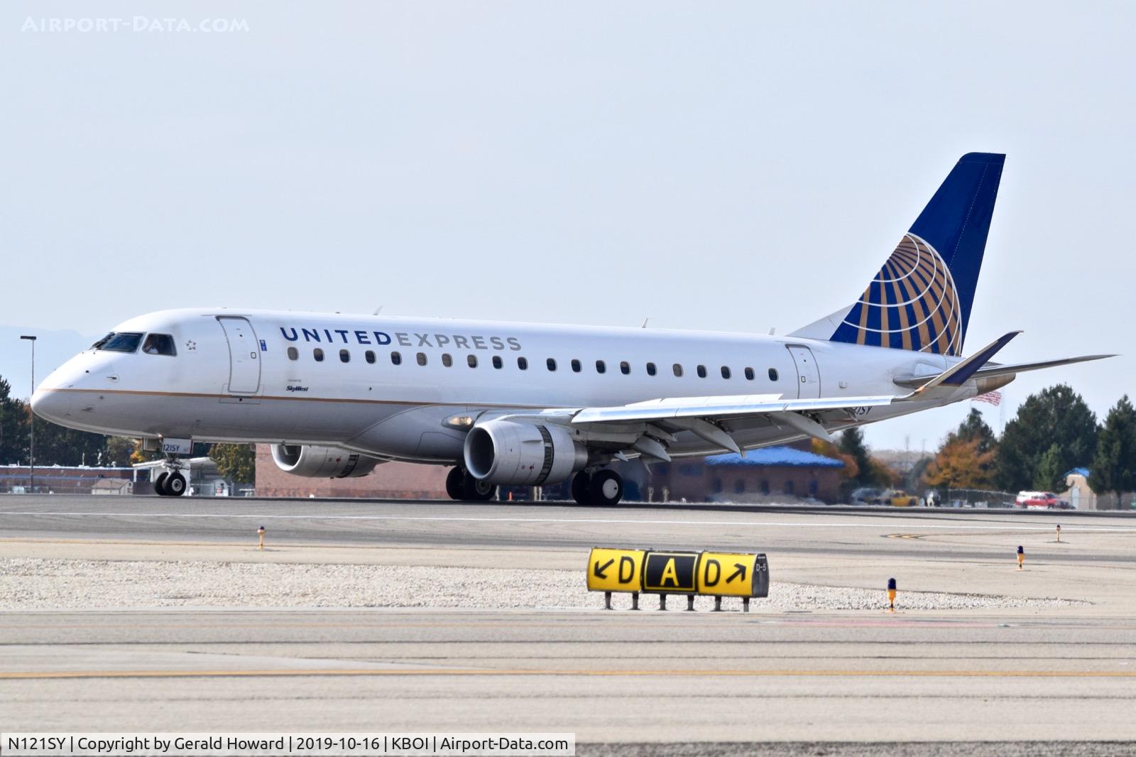 N121SY, 2014 Embraer 175LR (ERJ-170-200LR) C/N 17000430, Landing roll out on 10L.
