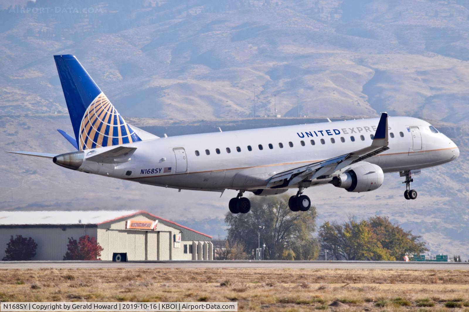 N168SY, 2016 Embraer 175LR (ERJ-170-200LR) C/N 17000617, Landing 10L.