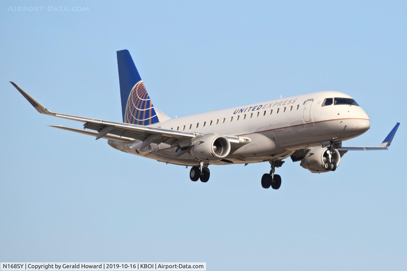 N168SY, 2016 Embraer 175LR (ERJ-170-200LR) C/N 17000617, Landing 10L.