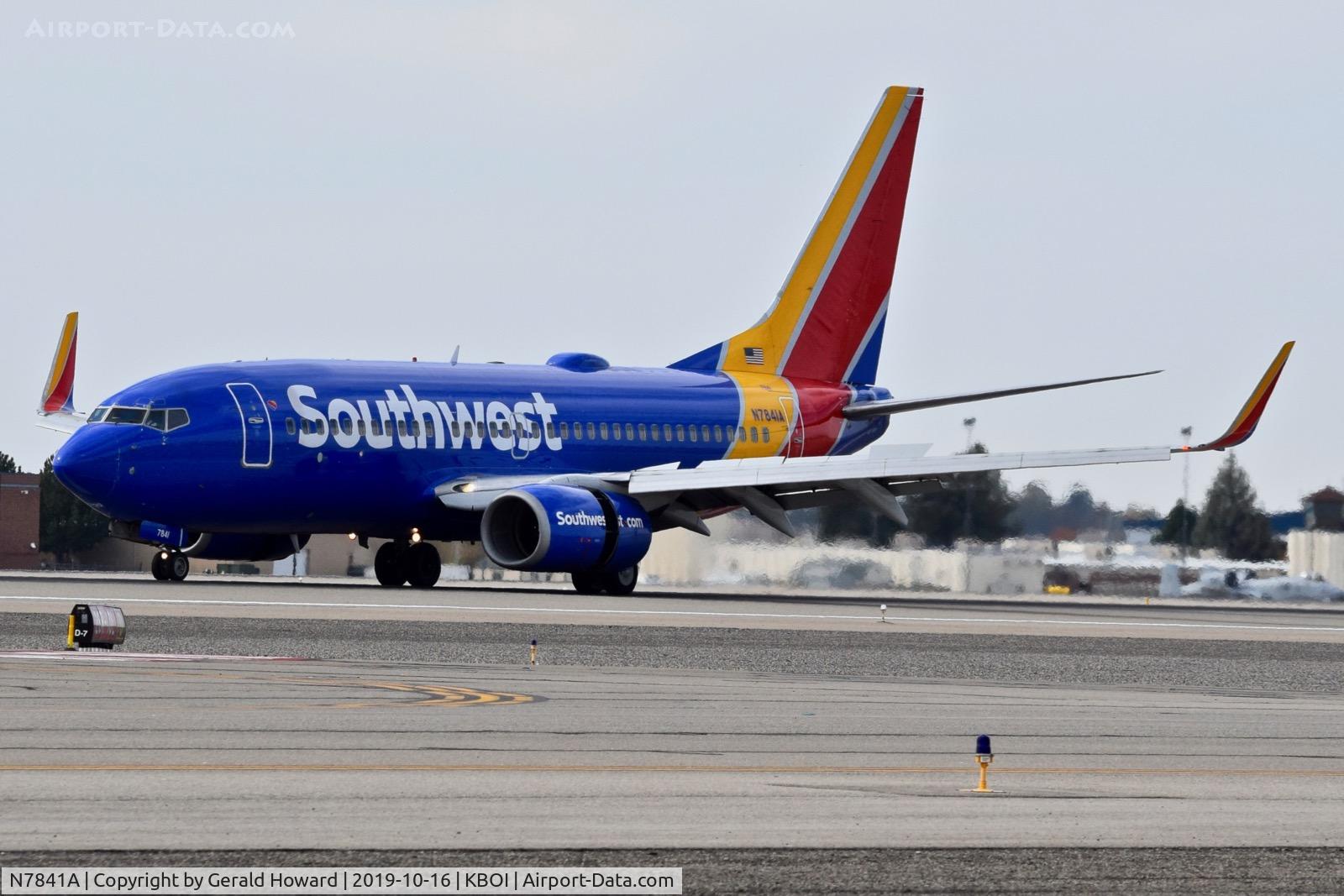 N7841A, 2001 Boeing 737-7L9 C/N 28015, Landing roll out on 10L.