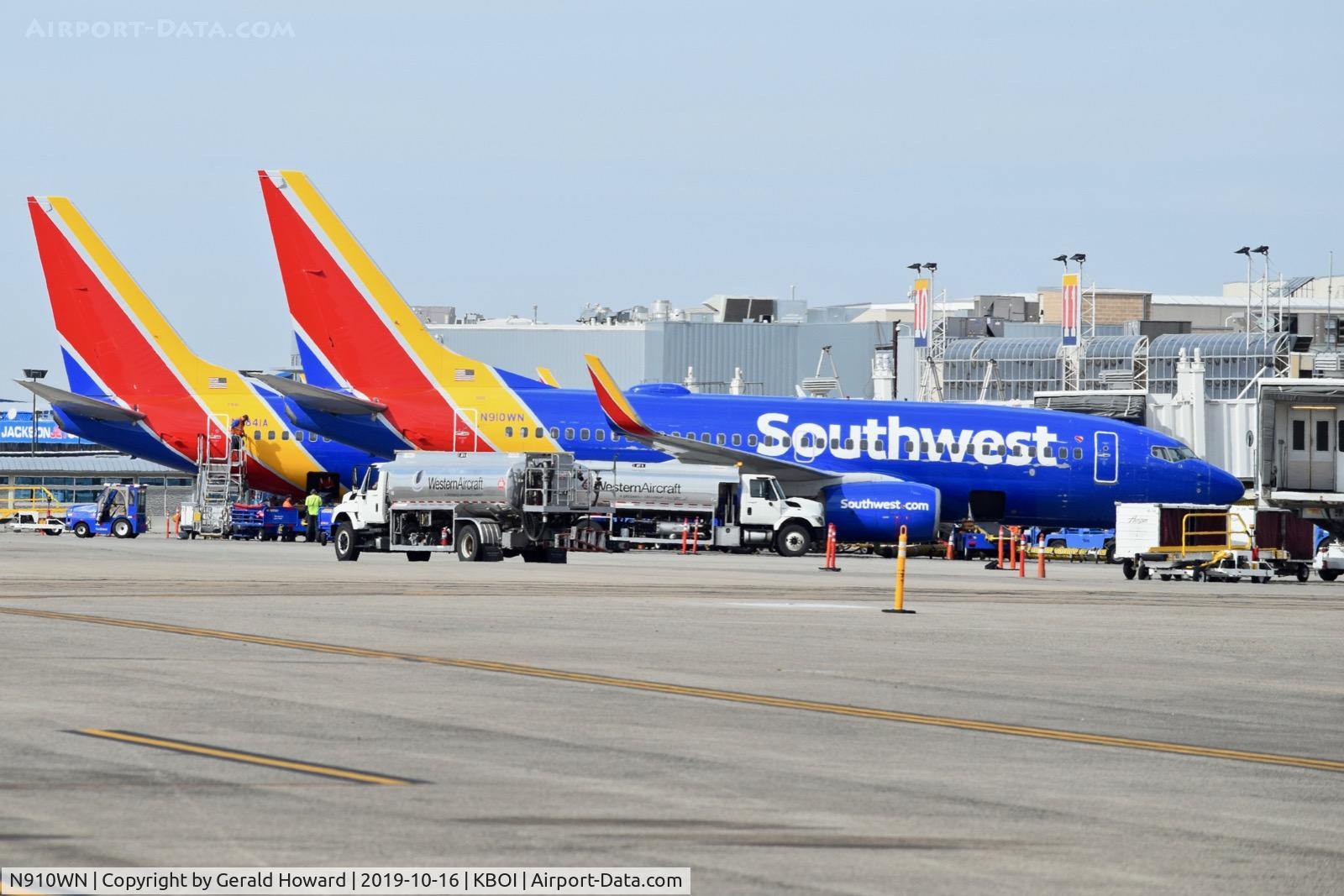 N910WN, 2008 Boeing 737-7H4 C/N 36618, Parked at the gate,
