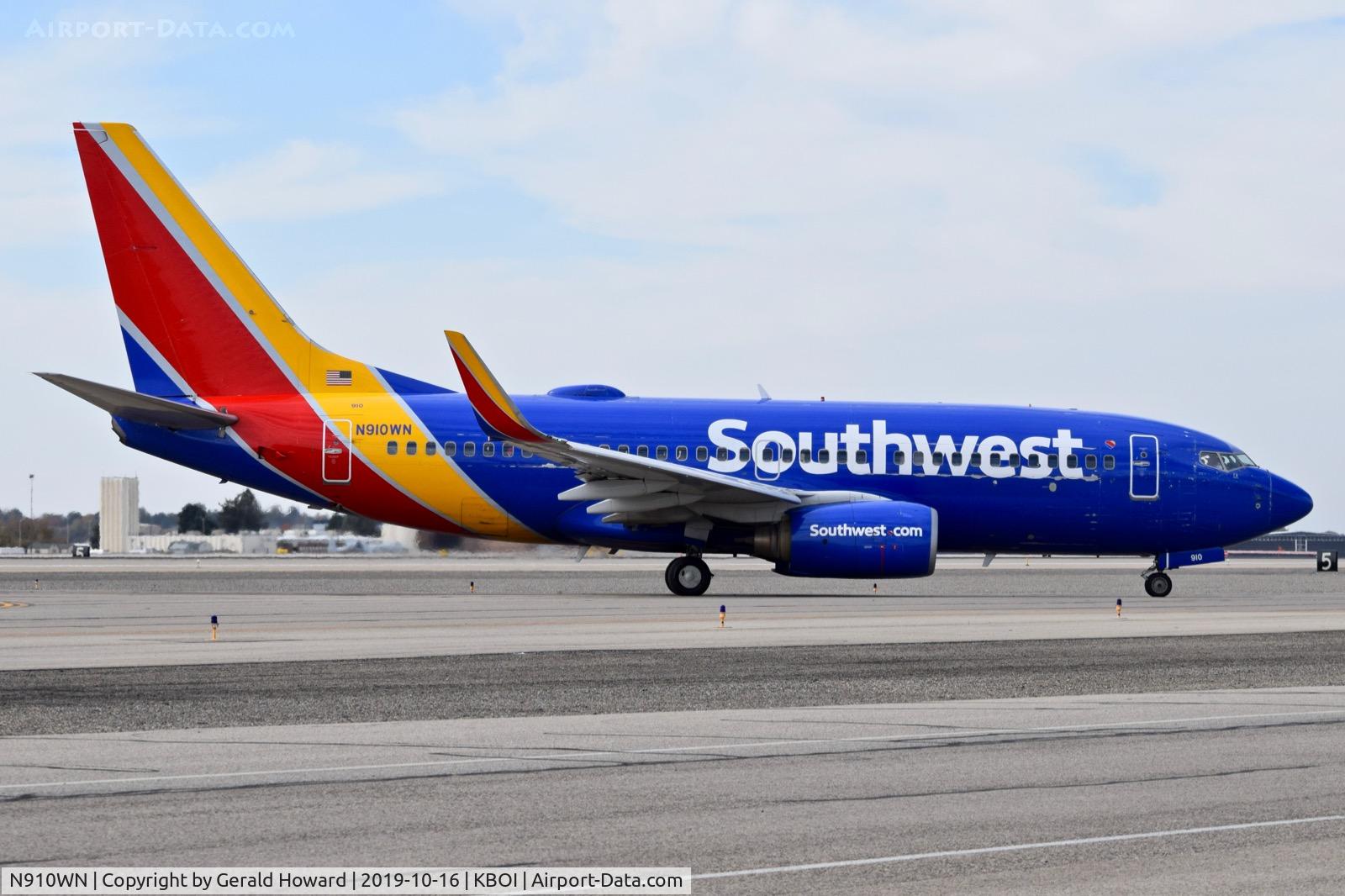 N910WN, 2008 Boeing 737-7H4 C/N 36618, Taxiing to the gate.
