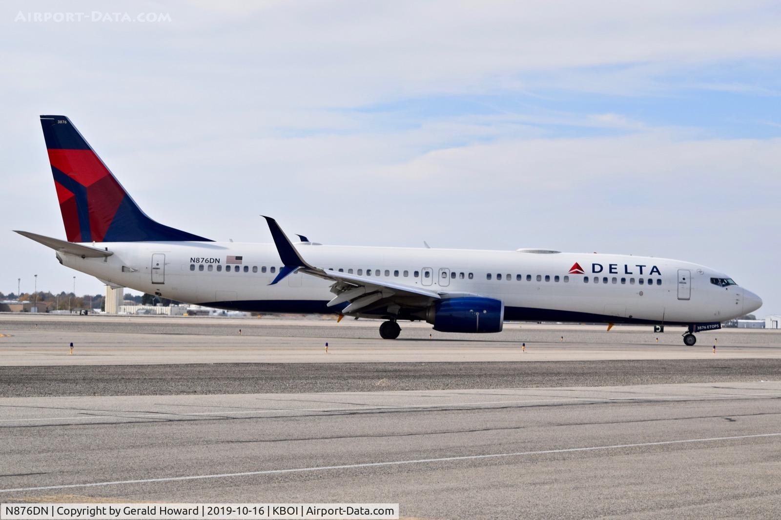 N876DN, 2017 Boeing 737-900/ER C/N 31987, Taxiing to the gate.