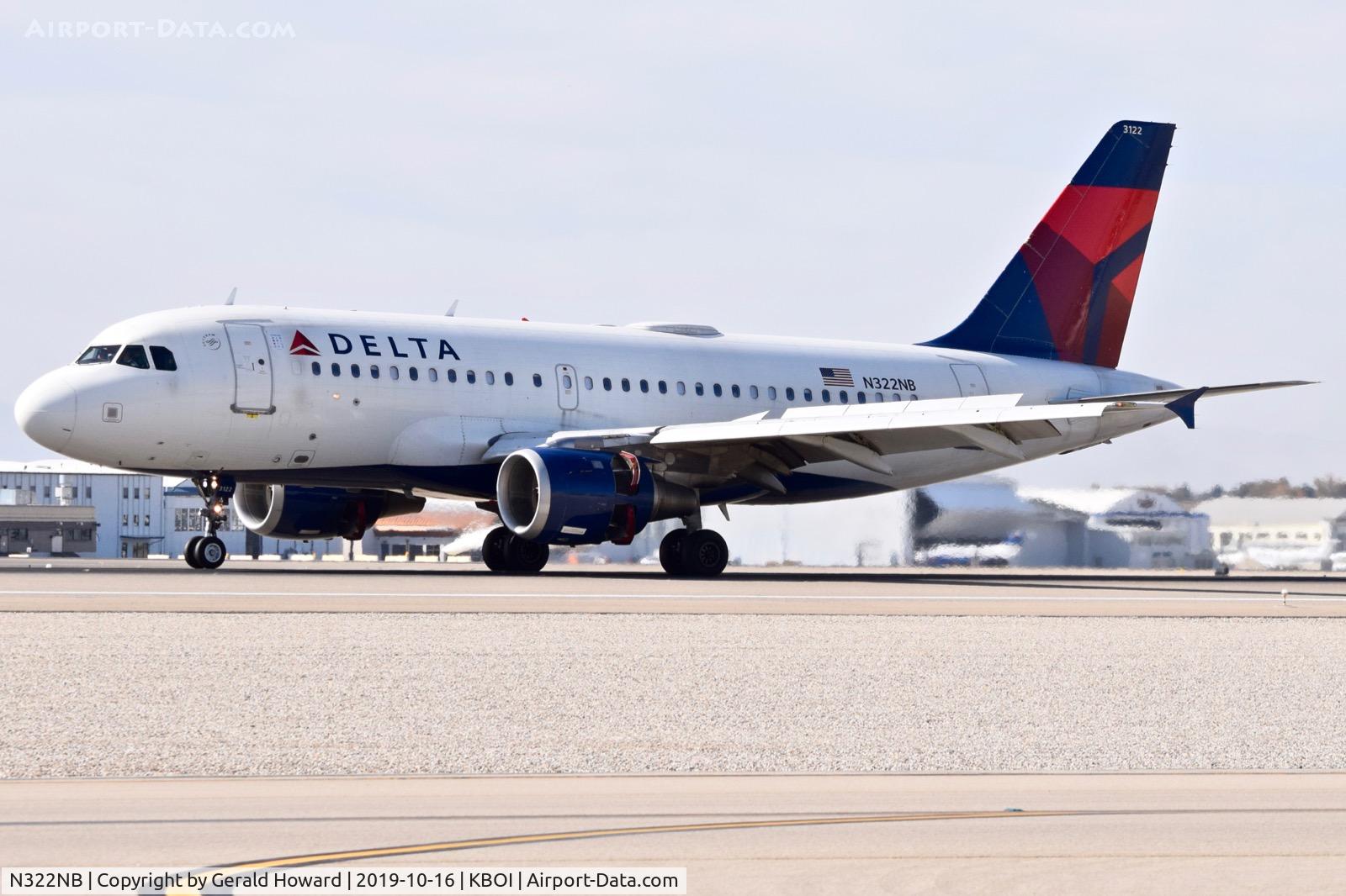 N322NB, 2001 Airbus A319-114 C/N 1434, Take off run on 10L.