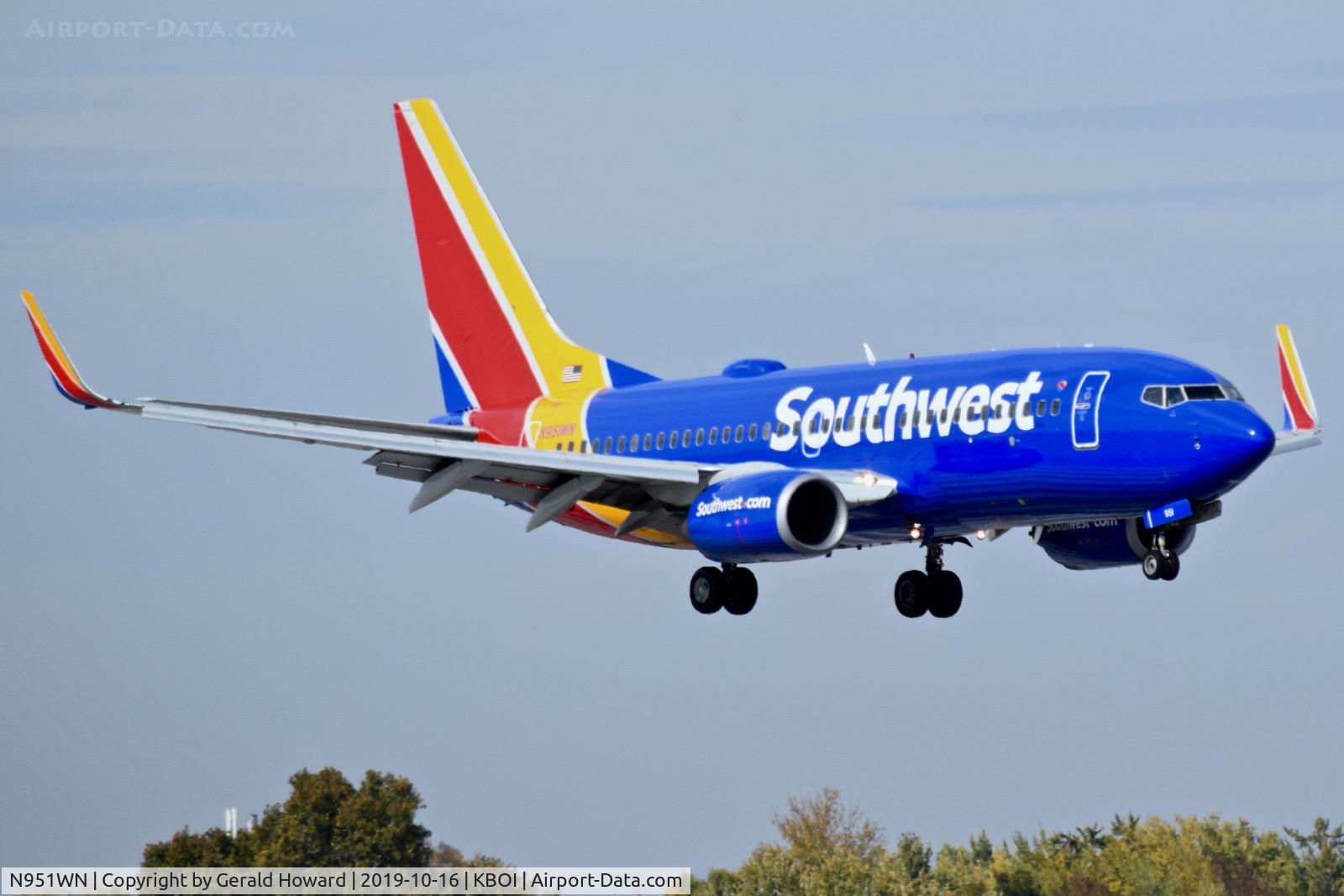 N951WN, 2010 Boeing 737-7H4 C/N 36665, Landing 10R.