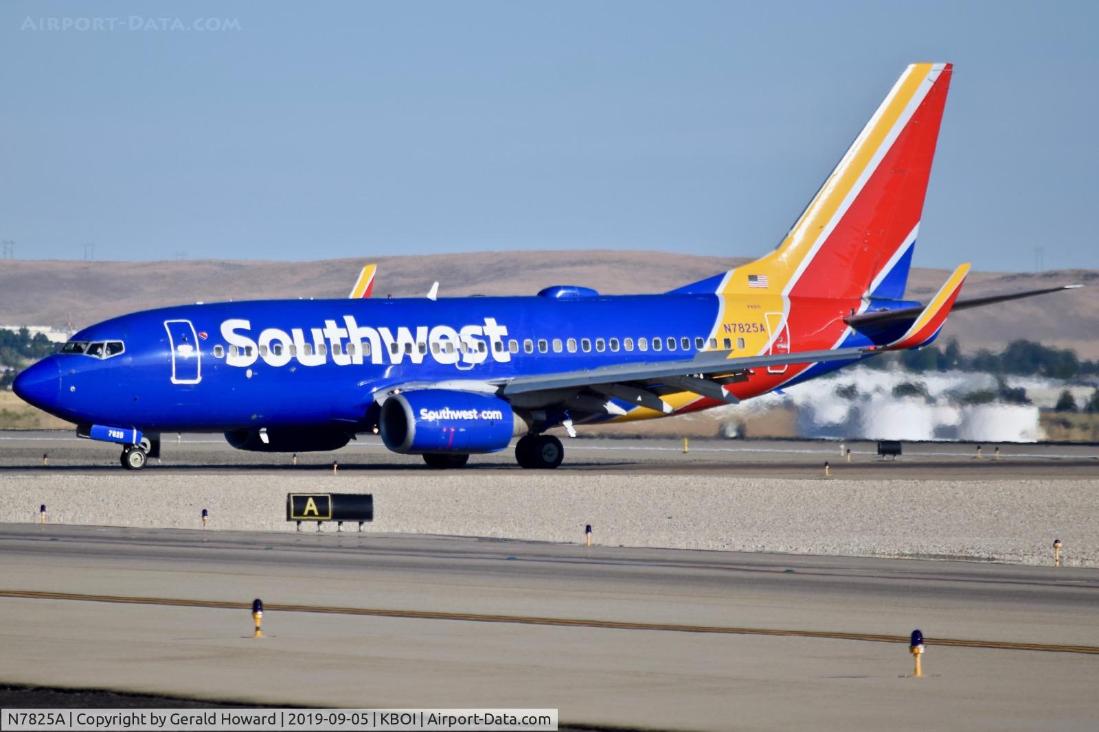 N7825A, 2003 Boeing 737-7CT C/N 32750, Taxiing to the gate.