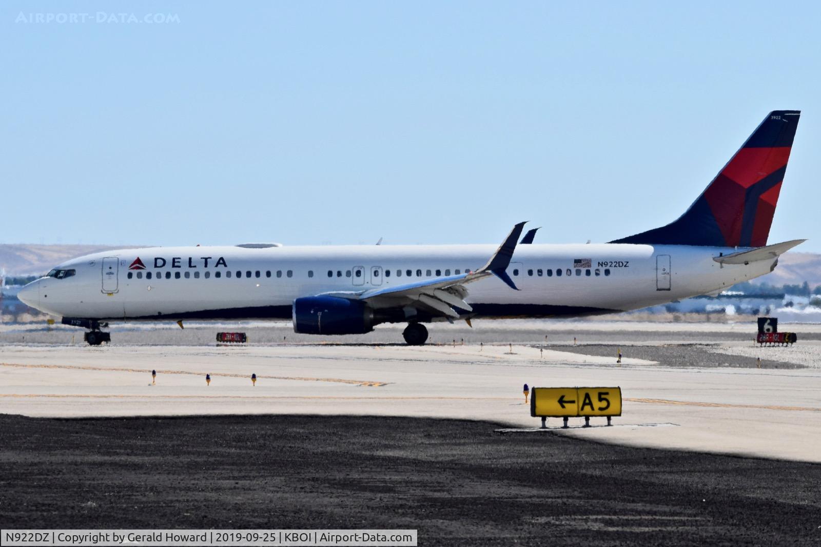 N922DZ, 2019 Boeing 737-900/ER C/N 64886, Taxiing to the gate.