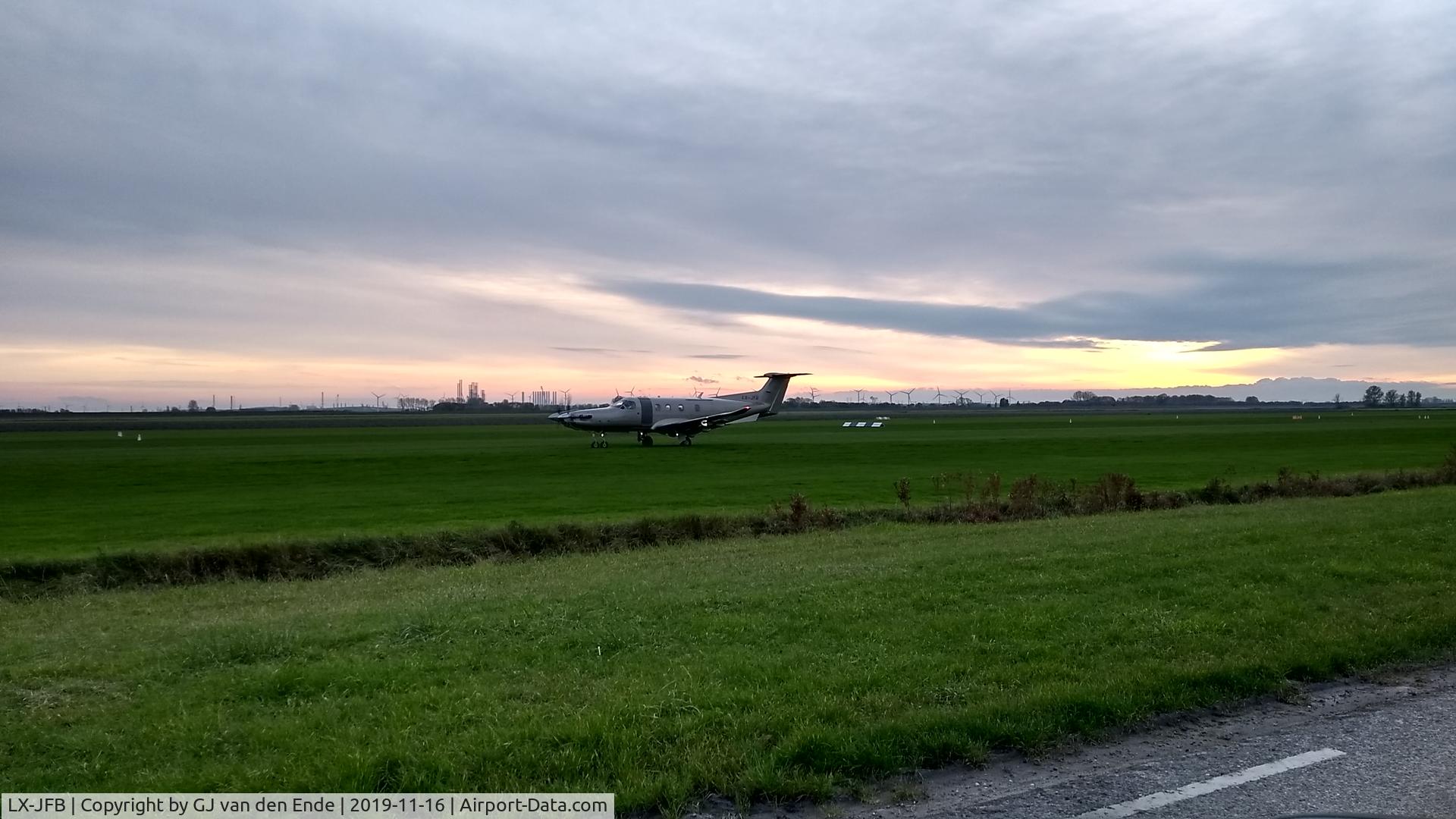 LX-JFB, 2016 Pilatus PC-12/47E NG C/N 1676, Vliegveld Midden Zeeland, Arnemuiden.
16:09