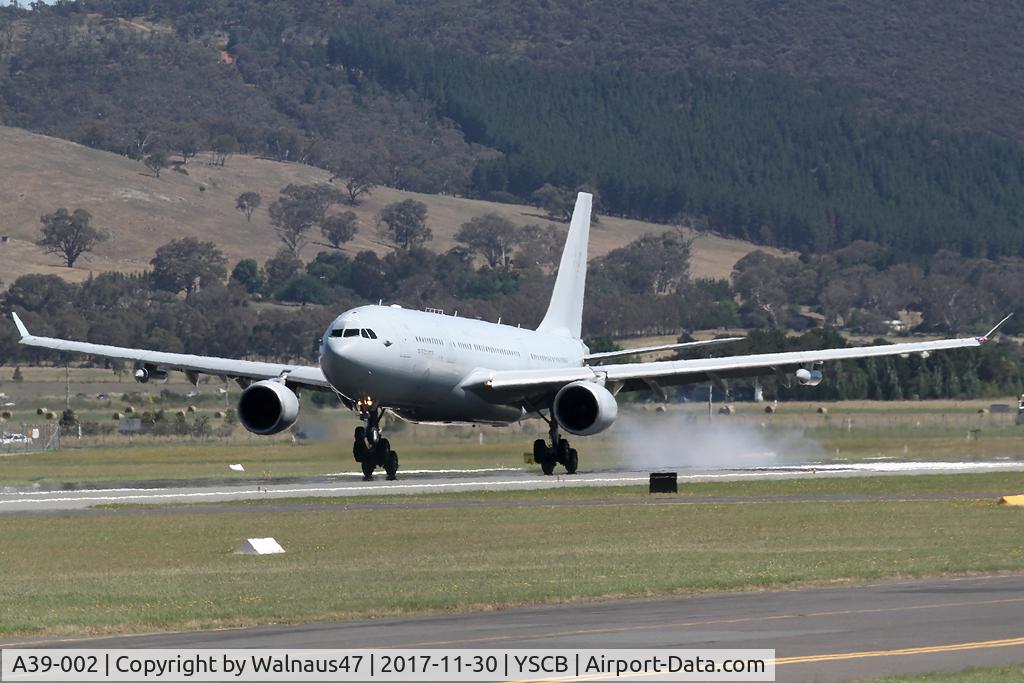 A39-002, 2008 Airbus A330-203/MRTT C/N 951, Low Res front Portside view of RAAF A330-203 MRTT A39-002 Cn 951 touching down on Canberra’s Rwy 17 on 30Nov2017 at 1023 hrs. The MRTT arrived at Canberra International Airport YSCB six minutes behind Qantas B787-9 VH-ZNA.
