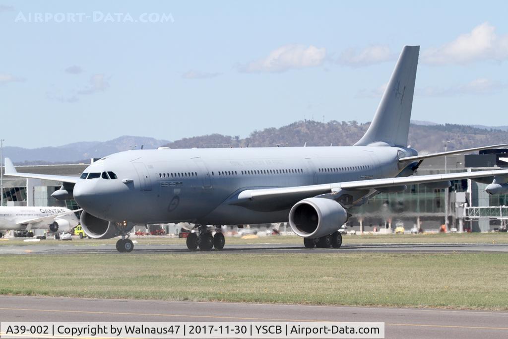 A39-002, 2008 Airbus A330-203/MRTT C/N 951, Front Port side view of RAAF A330-203 MRTT A39-002 Cn 951 taxying in after landing on Canberra’s Rwy 17 on 30Nov2017 at 1023 hrs. The MRTT arrived at Canberra International Airport YSCB six minutes behind new Qantas B787-9 VH-ZNA, visible at left.
