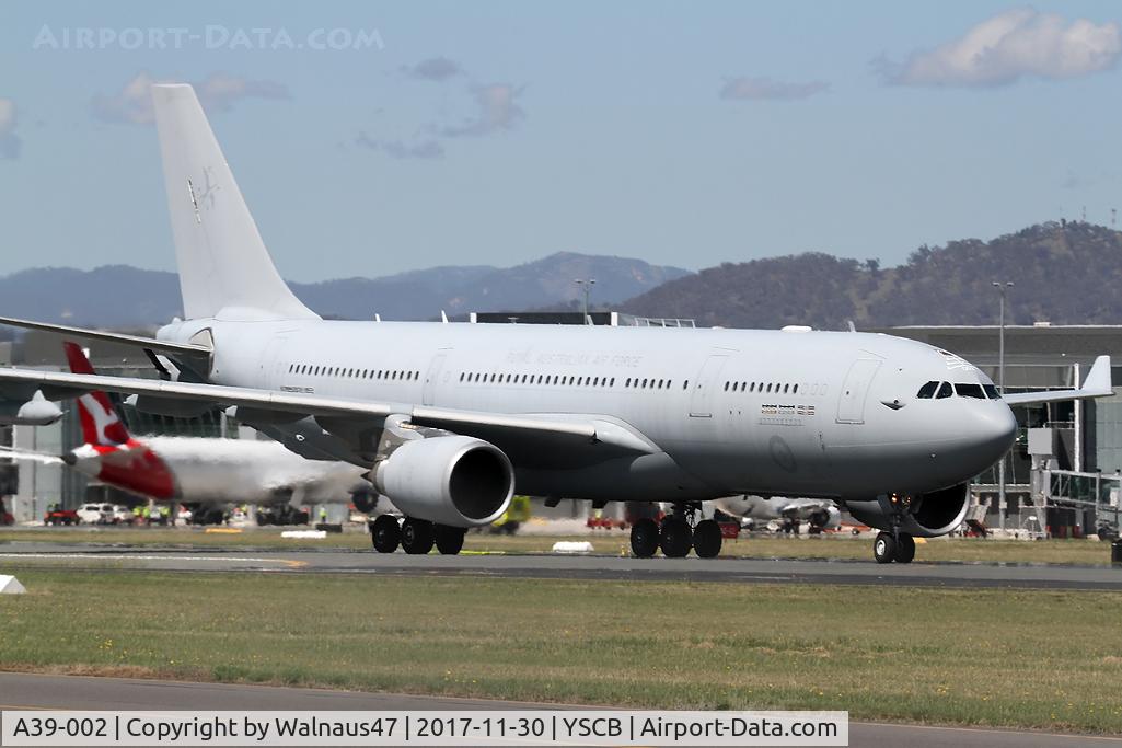 A39-002, 2008 Airbus A330-203/MRTT C/N 951, Front Stbd view of RAAF A330-203 MRTT A39-002 Cn 951 taxying back after touching down on Canberra’s Rwy 17 on 30Nov2017 at 1023 hrs. The MRTT arrived at Canberra International Airport YSCB six minutes behind new Qantas B787-9 VH-ZNA, visible at rear left.