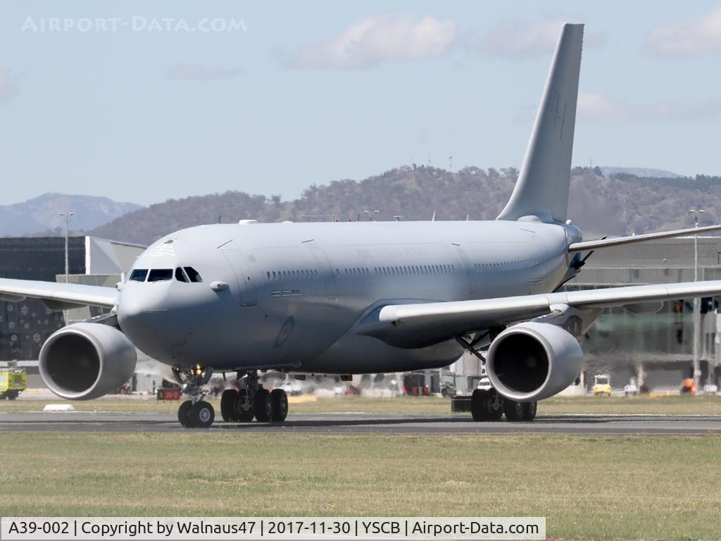 A39-002, 2008 Airbus A330-203/MRTT C/N 951, Close cropped front Port side view of RAAF A330-203 MRTT A39-002 Cn 951 taxying in after landing on Canberra’s Rwy 17 on 30Nov2017 at 1023 hrs. The MRTT arrived at Canberra International Airport YSCB six minutes behind new Qantas B787-9 VH-ZNA.