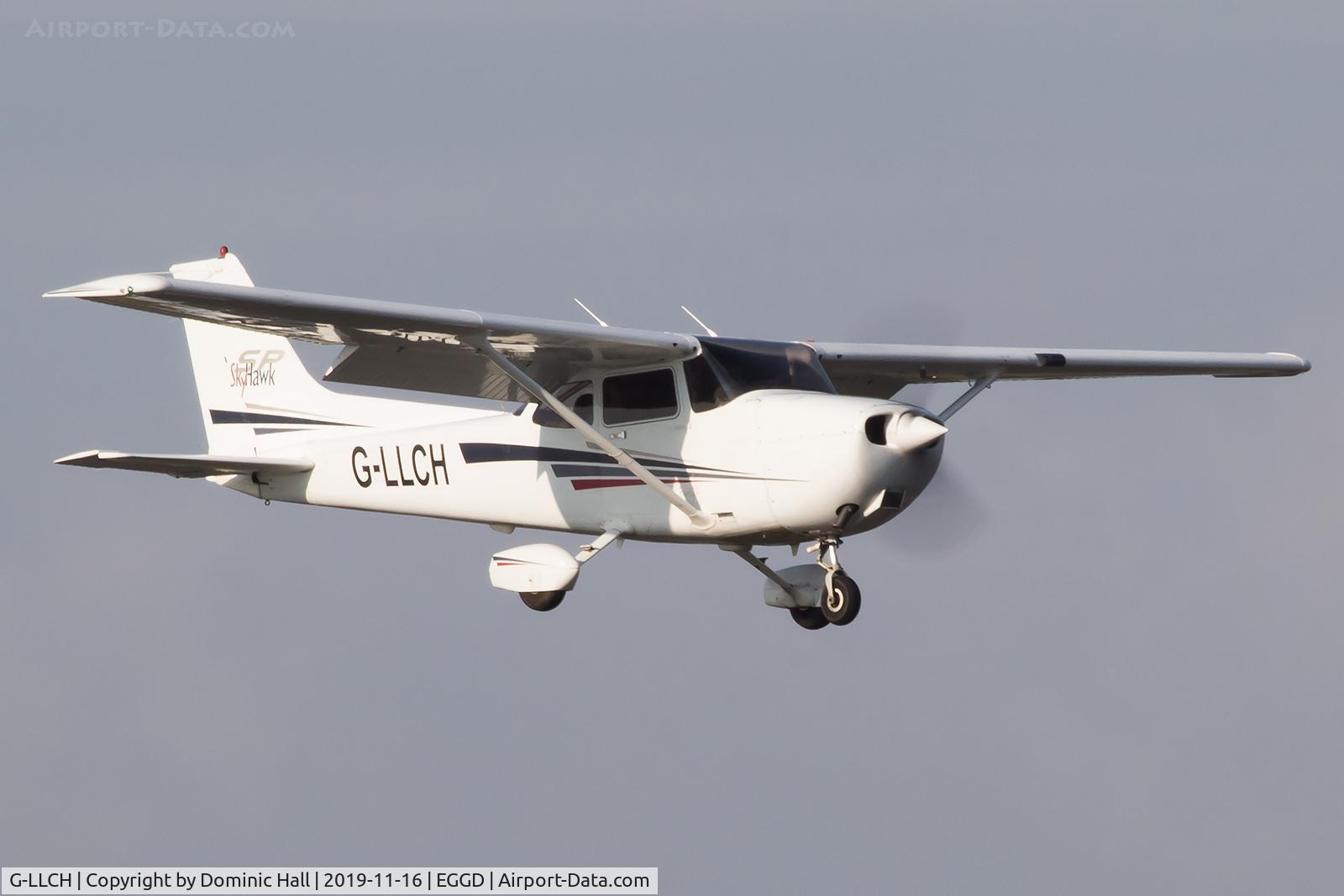 G-LLCH, 2001 Cessna 172S Skyhawk SP C/N 172S8822, Landing RWY 09