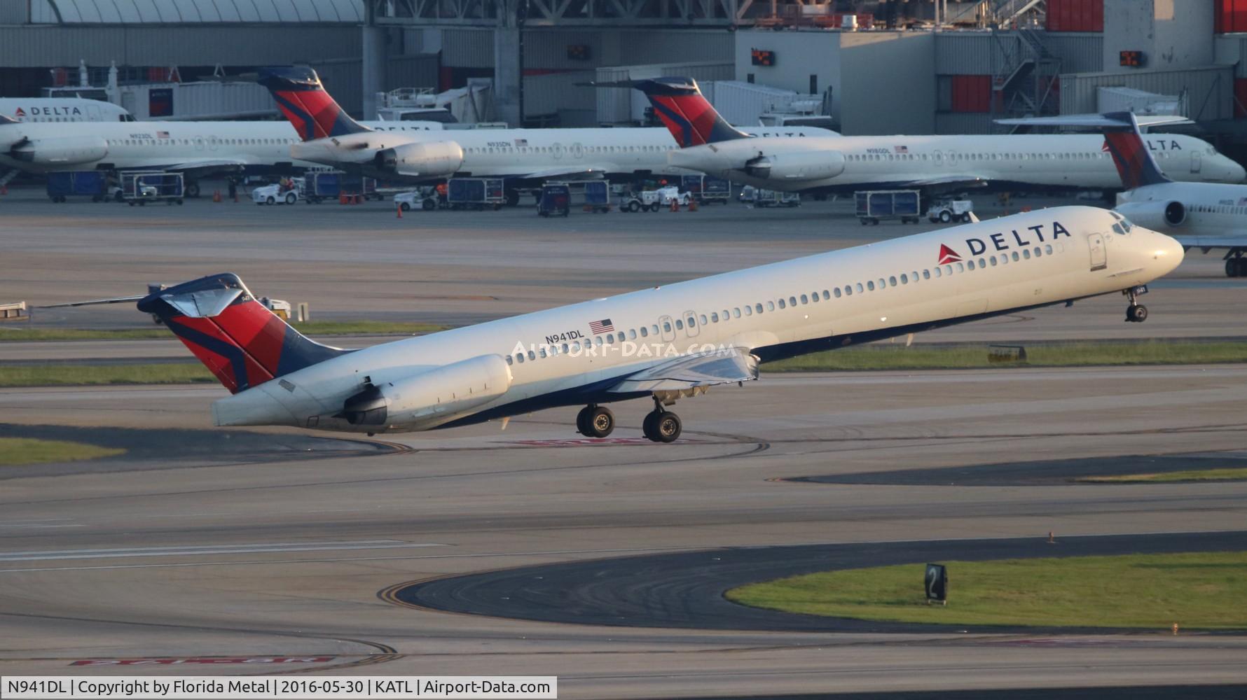 N941DL, 1989 McDonnell Douglas MD-88 C/N 49814, Delta
