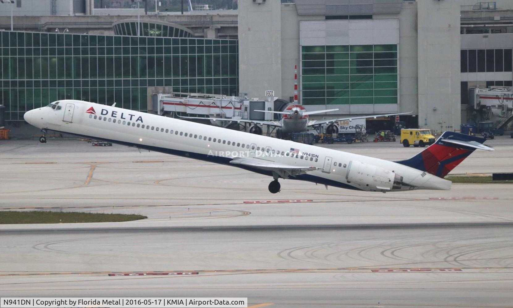 N941DN, 1997 McDonnell Douglas MD-90-30 C/N 53555, Delta