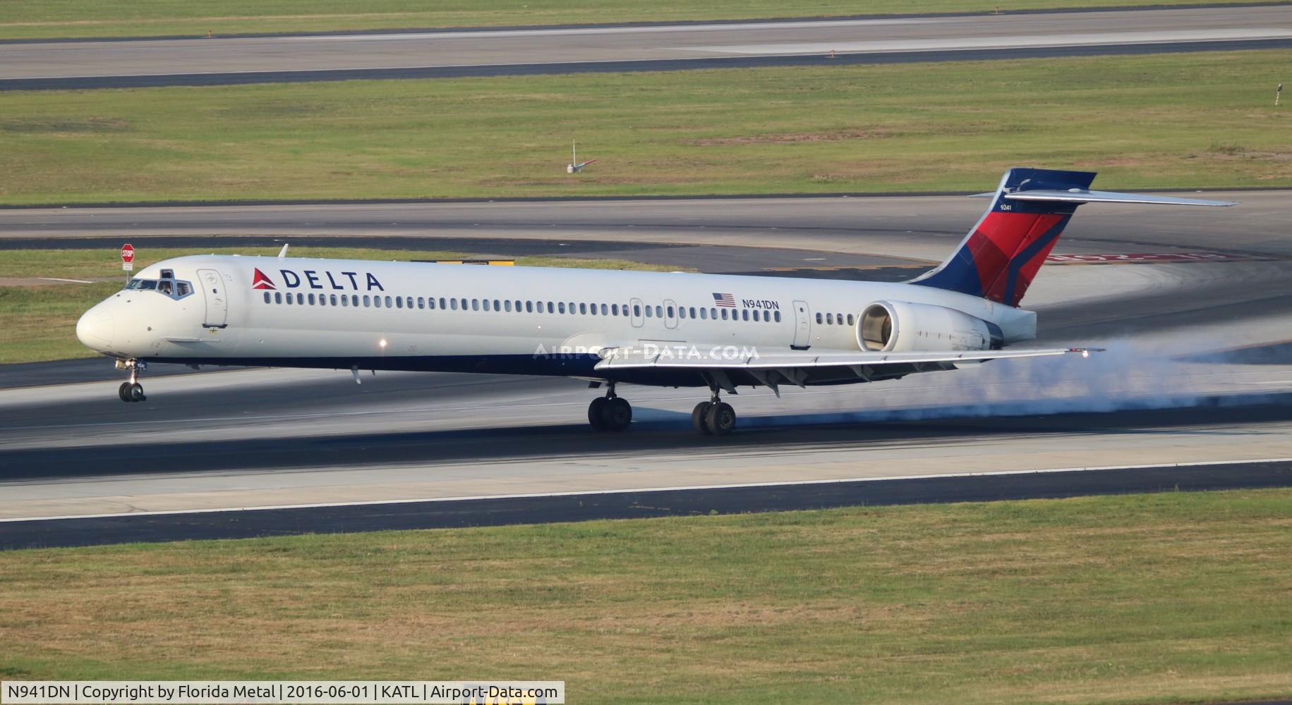 N941DN, 1997 McDonnell Douglas MD-90-30 C/N 53555, Delta