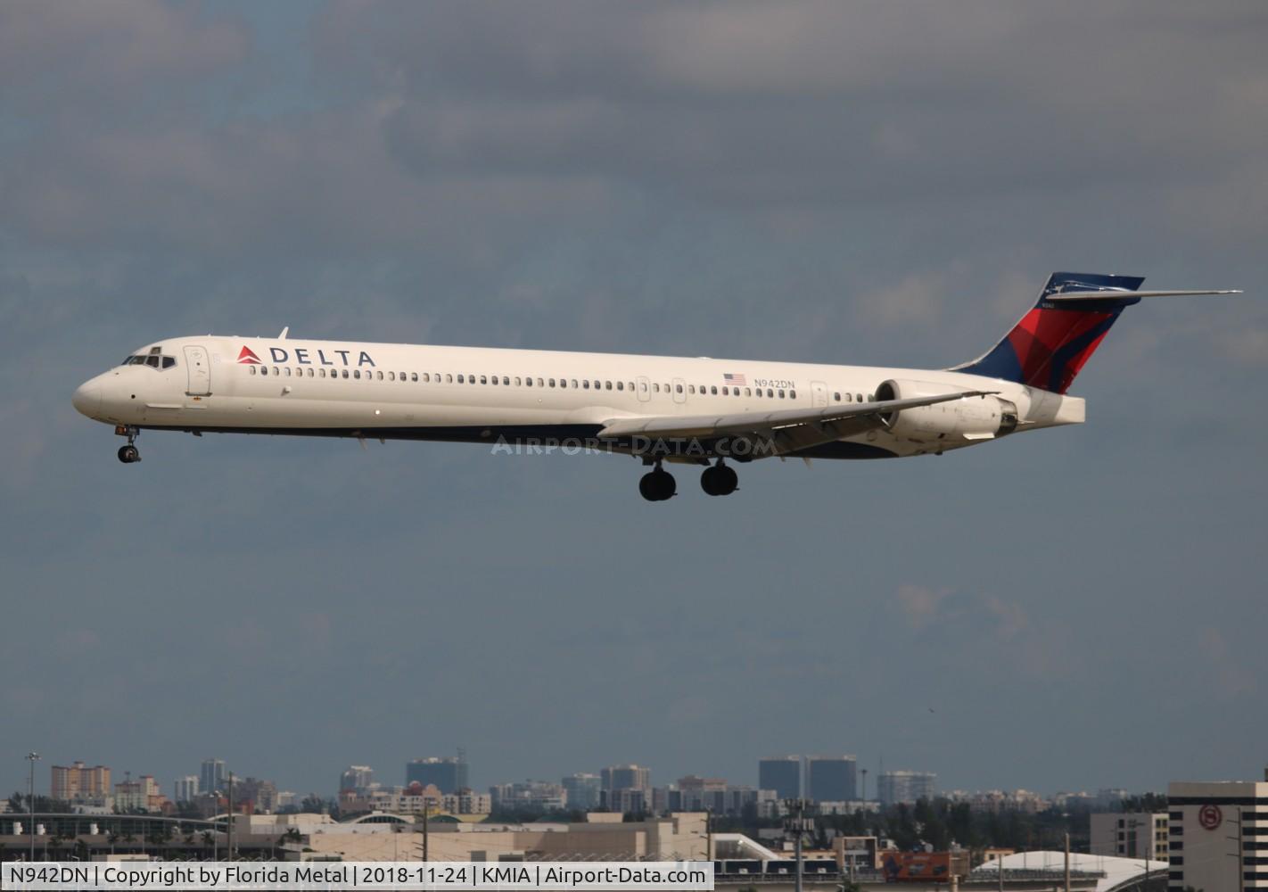 N942DN, 1997 McDonnell Douglas MD-90-30 C/N 53556, Delta