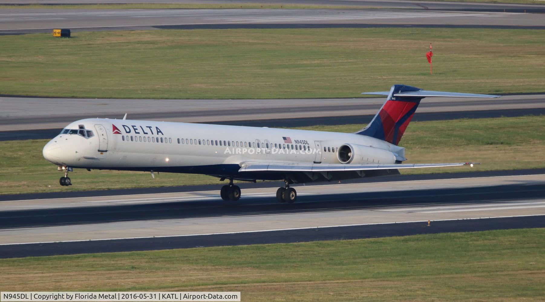 N945DL, 1989 McDonnell Douglas MD-88 C/N 49818, Delta