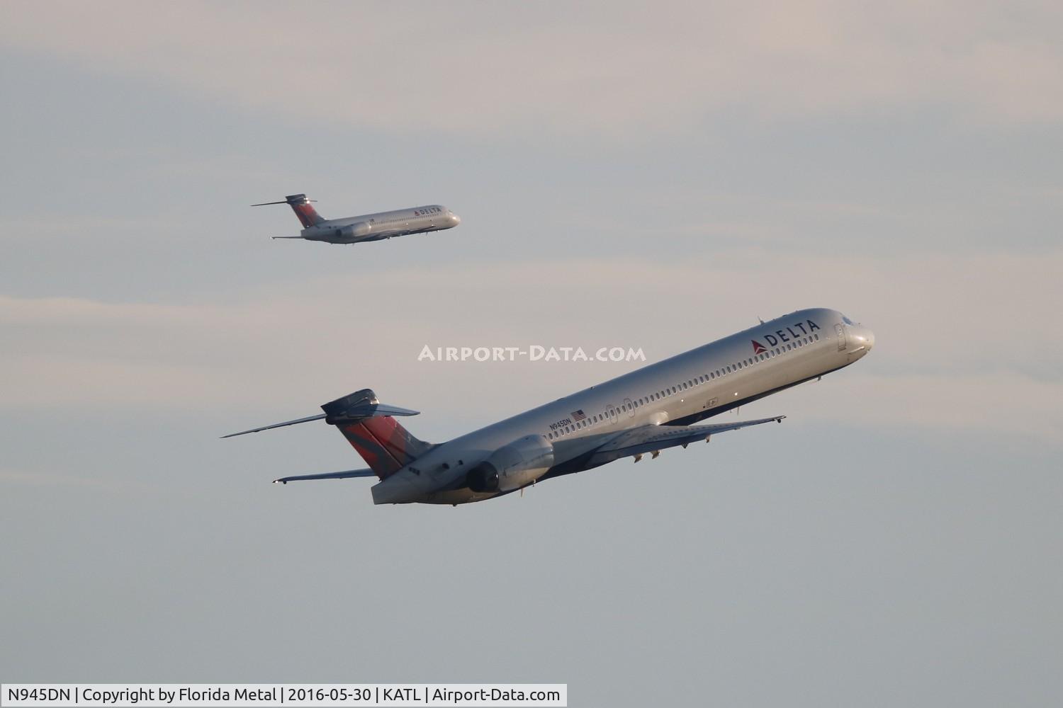 N945DN, 1998 McDonnell Douglas MD-90-30 C/N 53359, Delta
