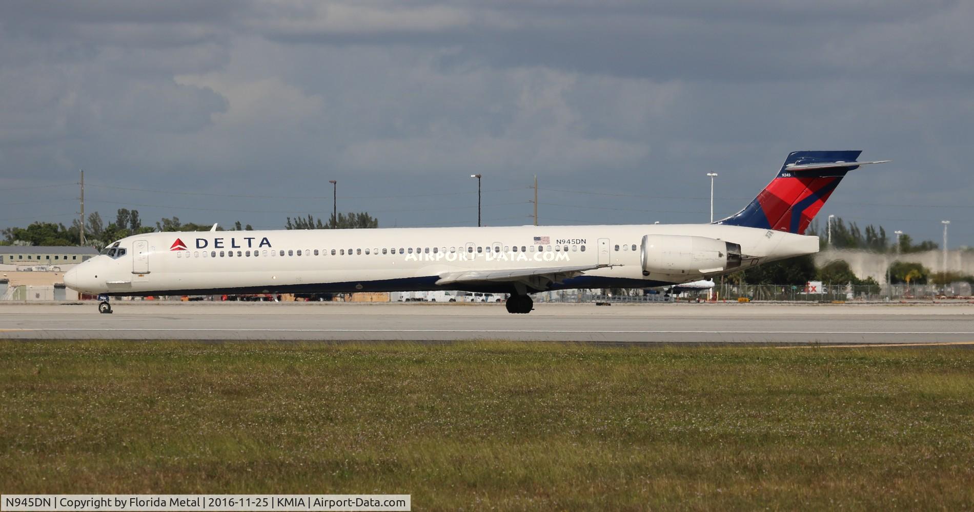 N945DN, 1998 McDonnell Douglas MD-90-30 C/N 53359, Delta