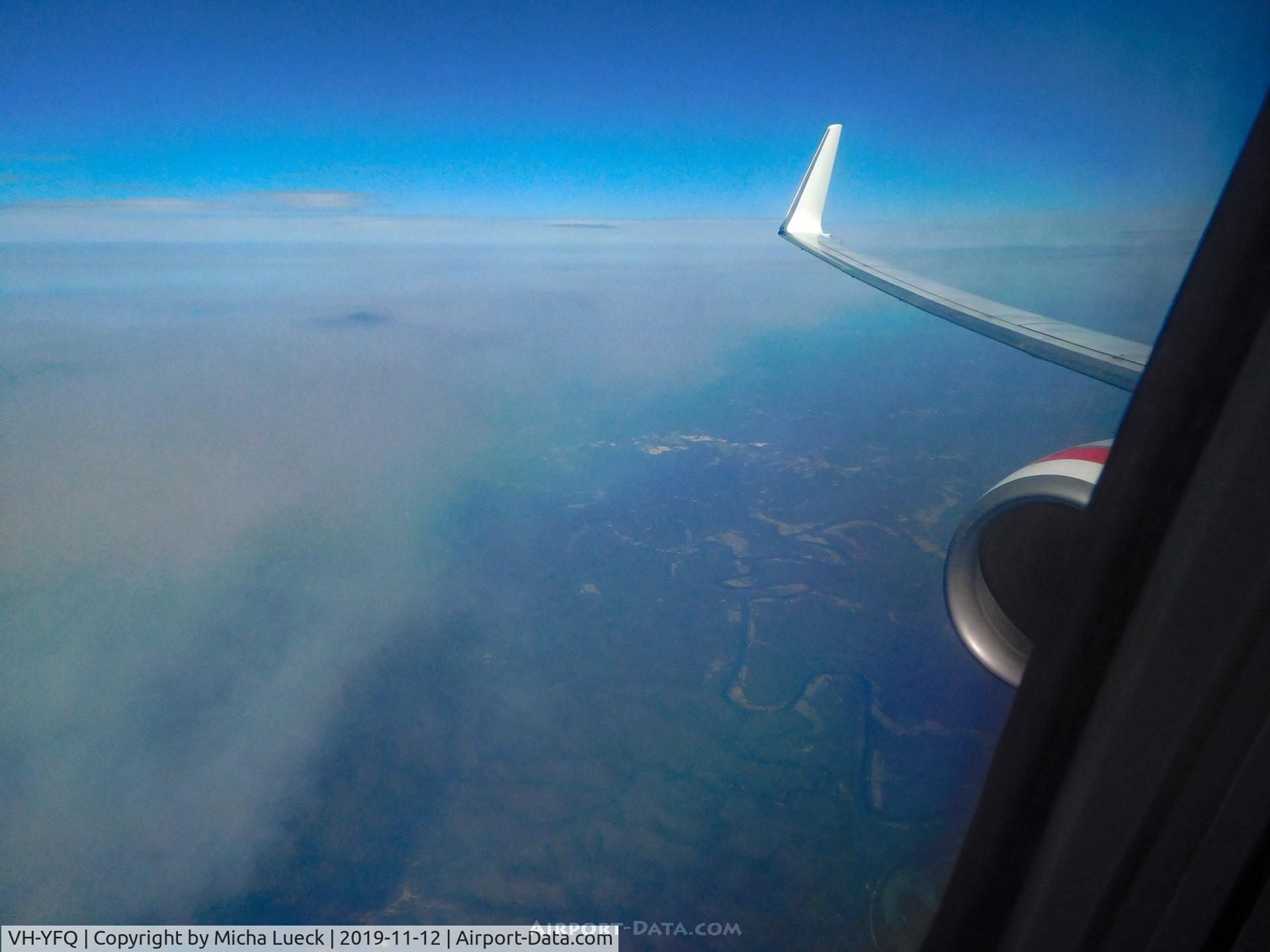 VH-YFQ, 2013 Boeing 737-8FE C/N 41010, At the edge of the massive bush fires (SYD-CNS)