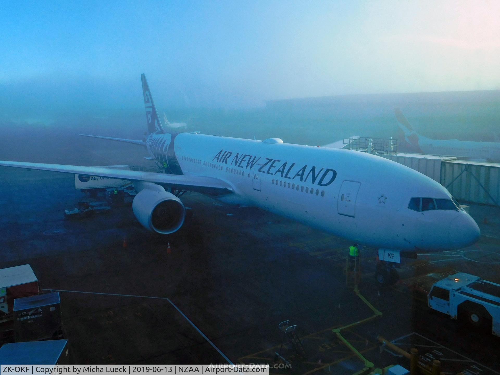 ZK-OKF, 2006 Boeing 777-219/ER C/N 34378, A very foggy morning in Auckland