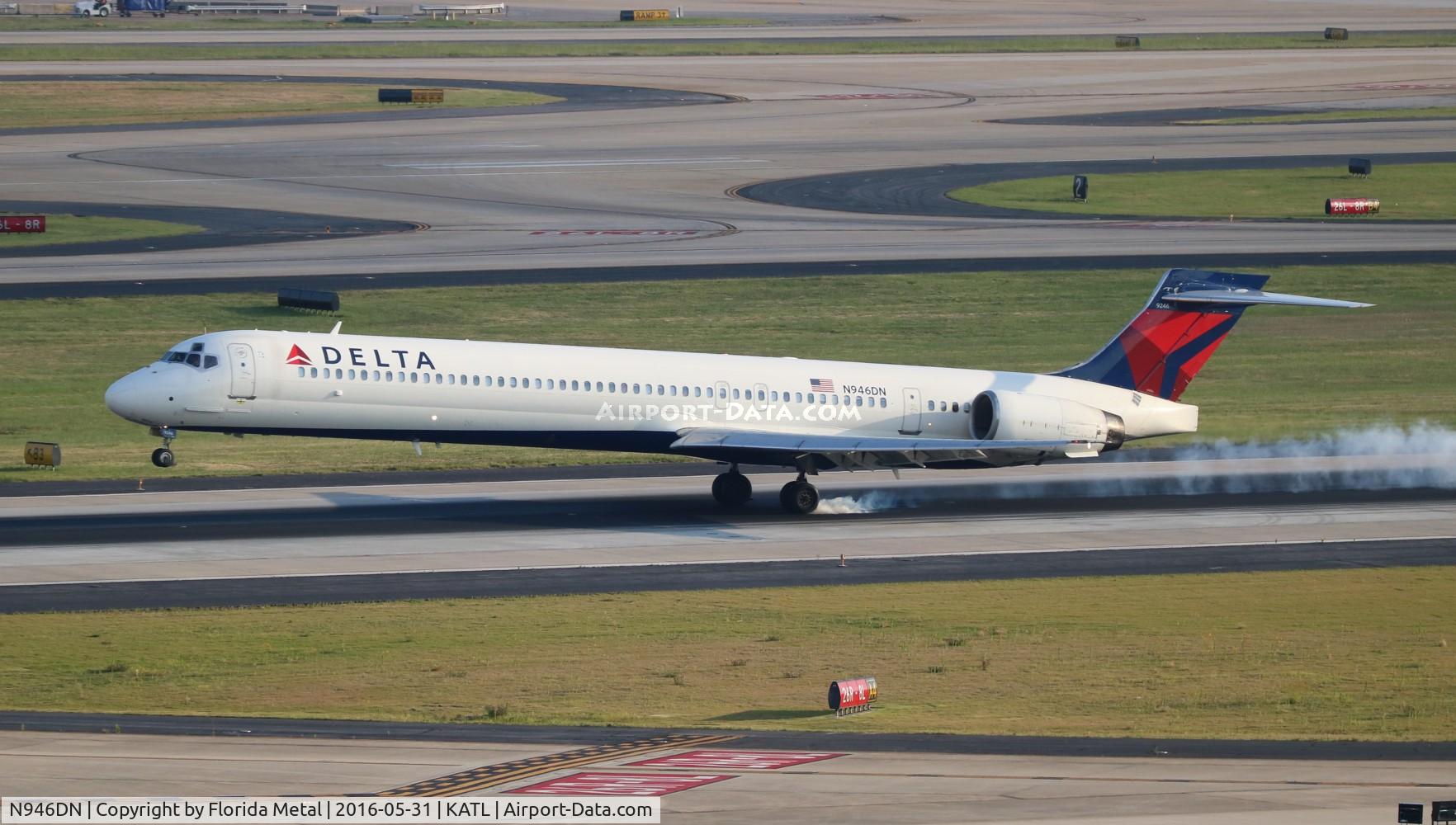 N946DN, 1995 McDonnell Douglas MD-90-30 C/N 53354, Delta
