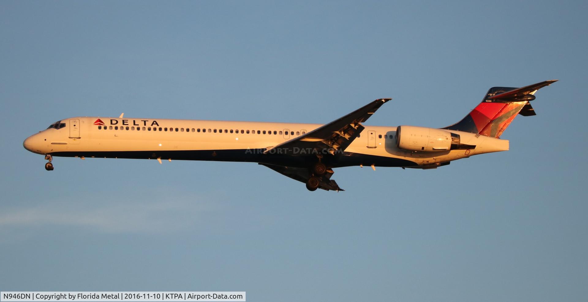 N946DN, 1995 McDonnell Douglas MD-90-30 C/N 53354, Delta