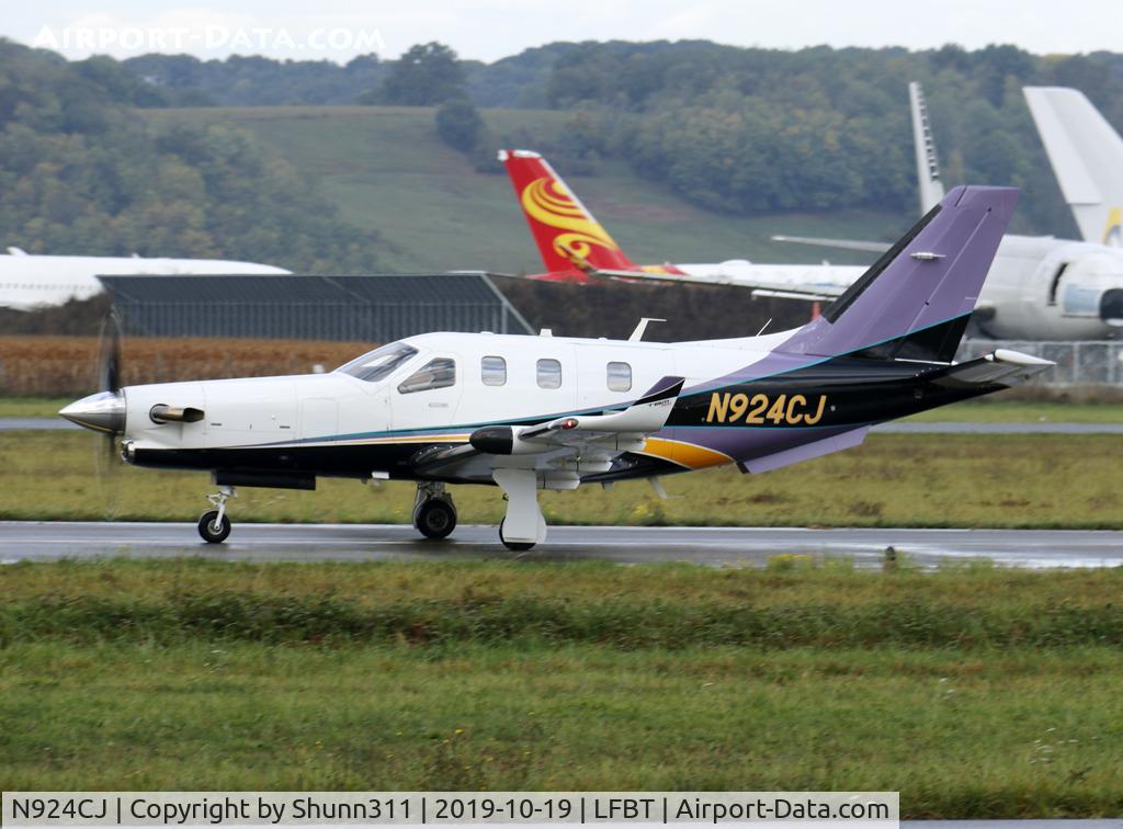 N924CJ, 2014 Socata TBM-700 C/N 1024, Taxiing for departure from rwy 02