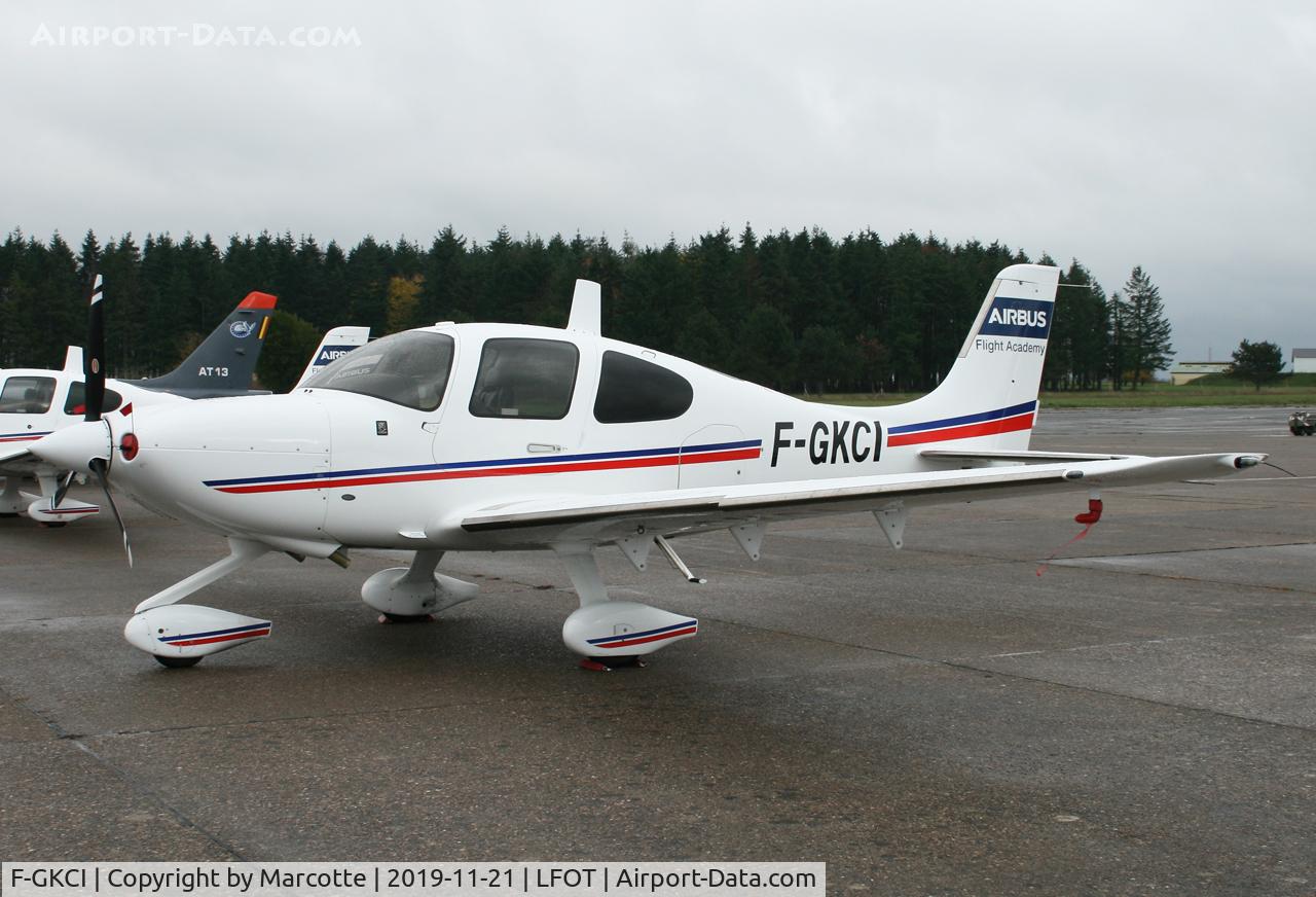 F-GKCI, Cirrus SR22 C/N 4482, On apron.